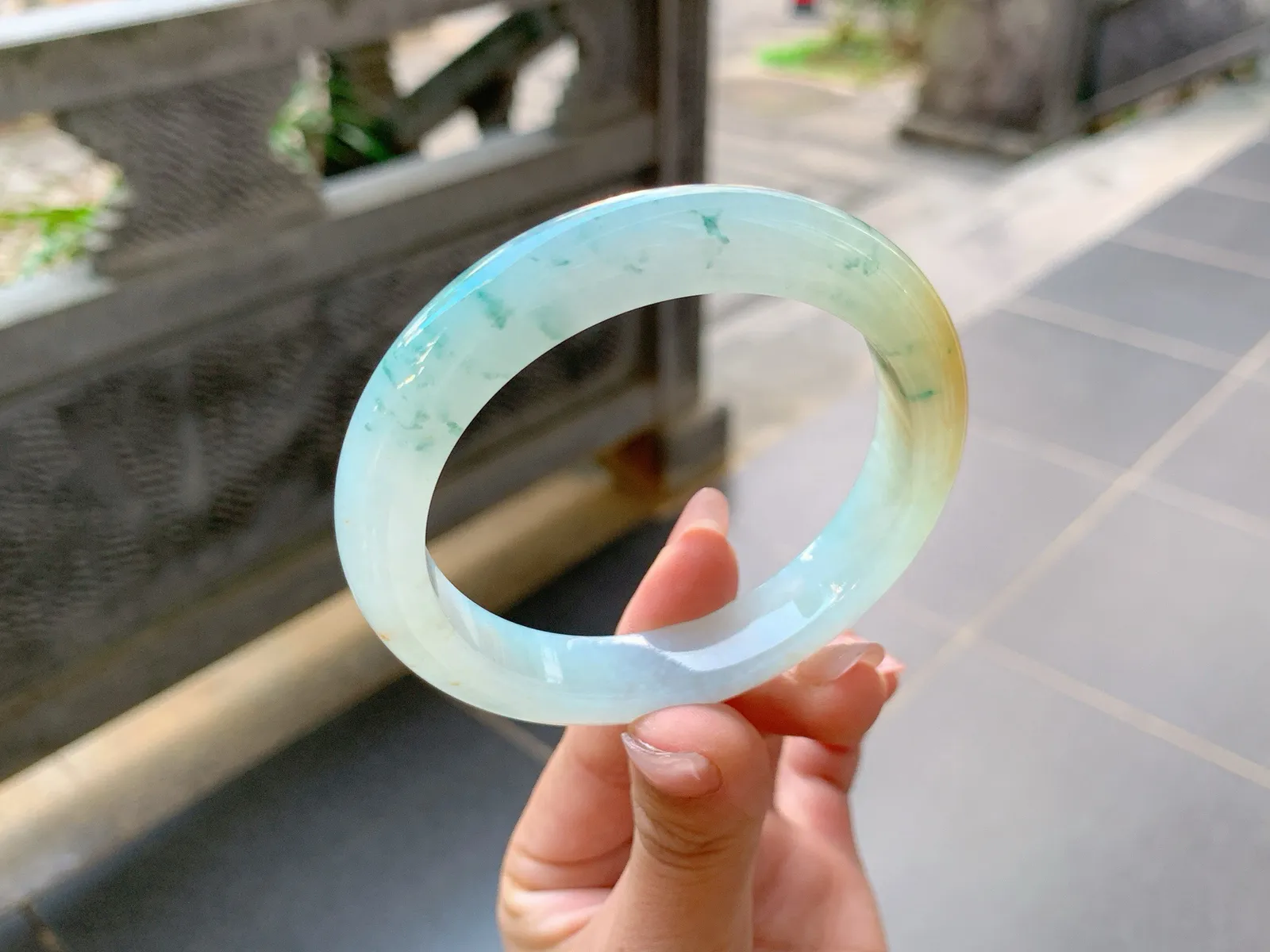 ｜58圈口
冰飘花翡翠手镯，飘蓝碎花，飘逸大气清新优雅，像碎花裙一样，带一抹黄更增添了一份灵气，