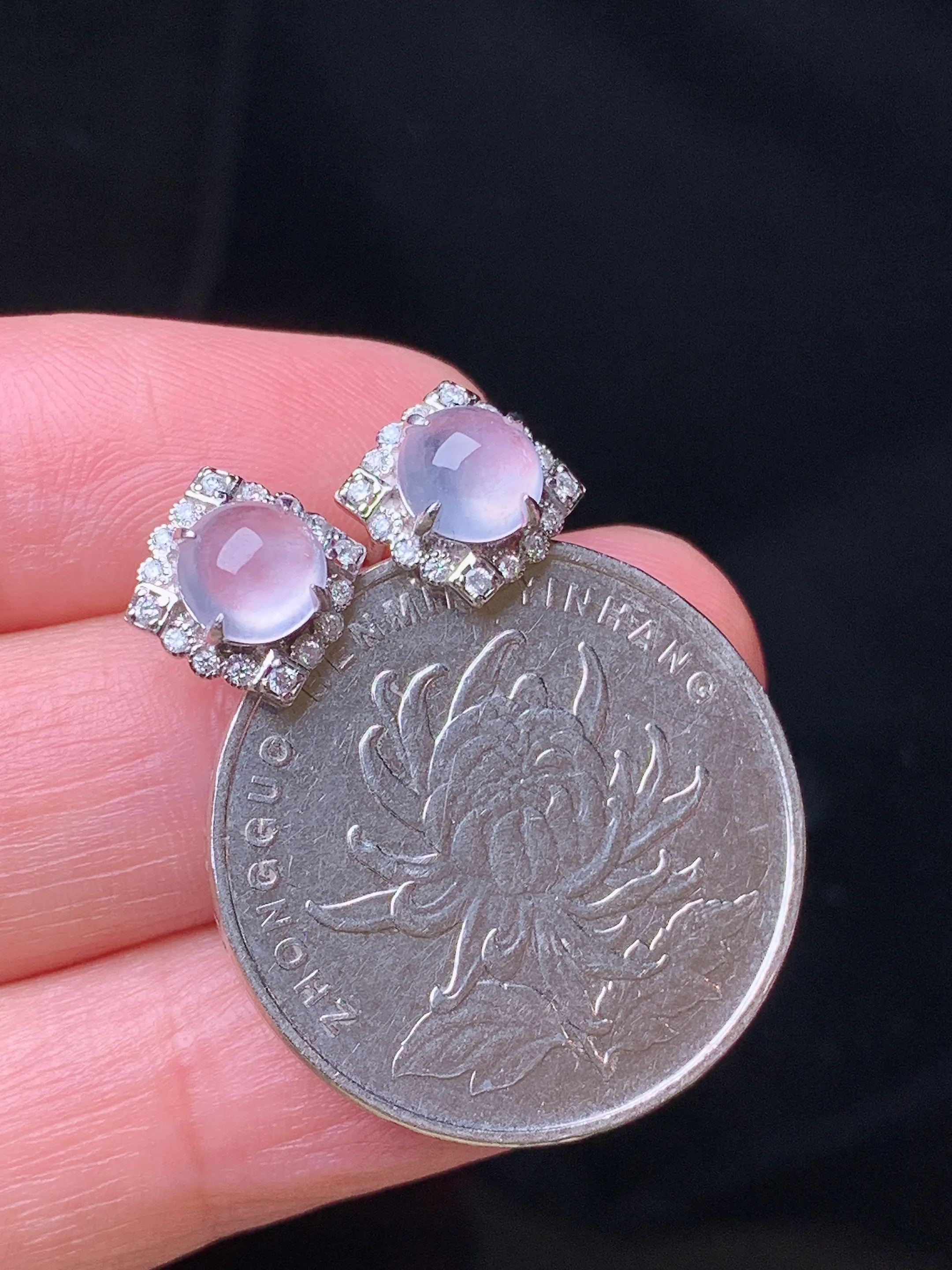 18k金钻镶嵌冰种蛋面耳钉 玉质细腻 色泽清新艳丽 整体尺寸10.5*4.6