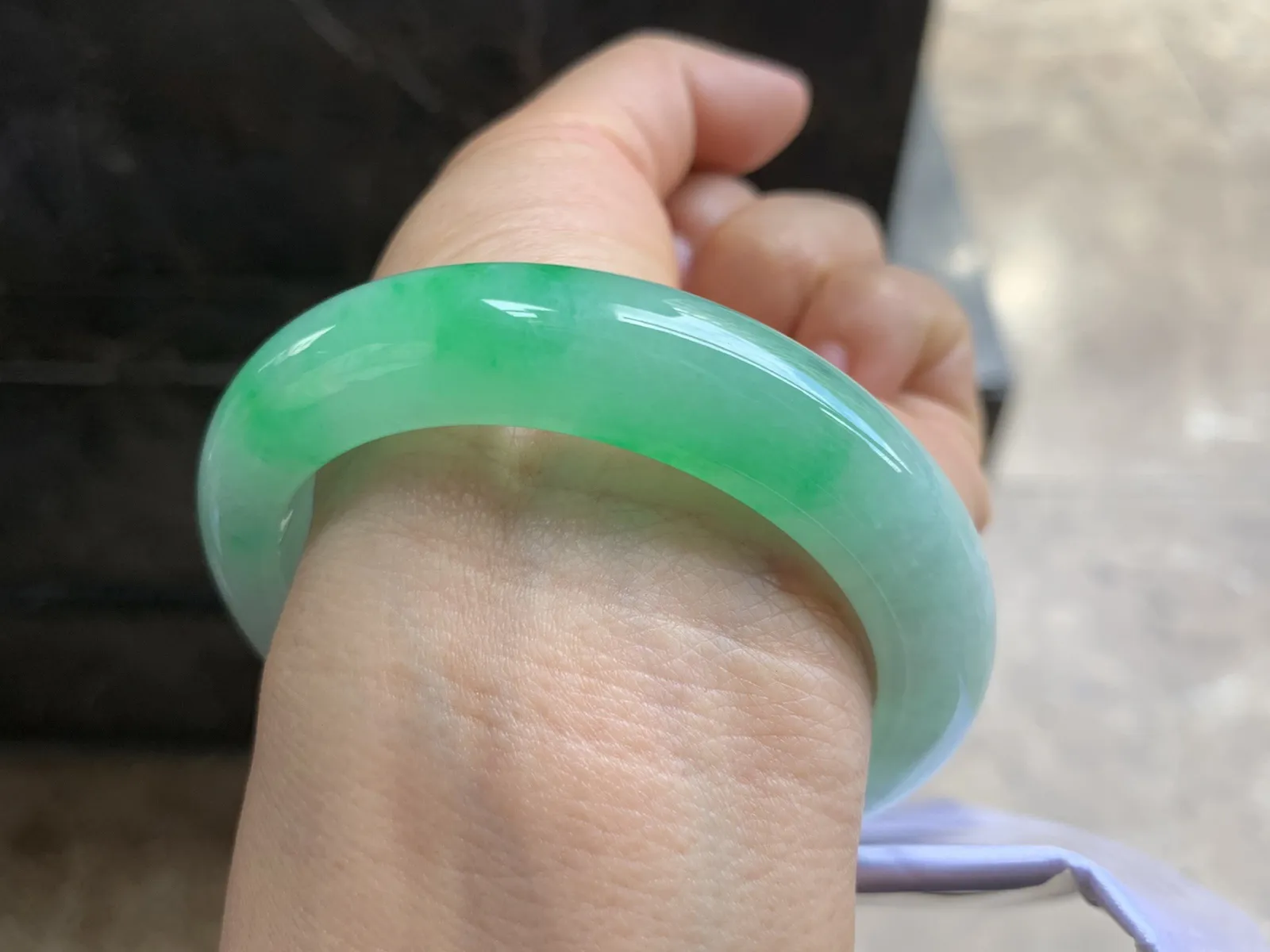 56.5-13.2-9.5mm
带色手镯 底子细腻 颜色漂亮 推荐