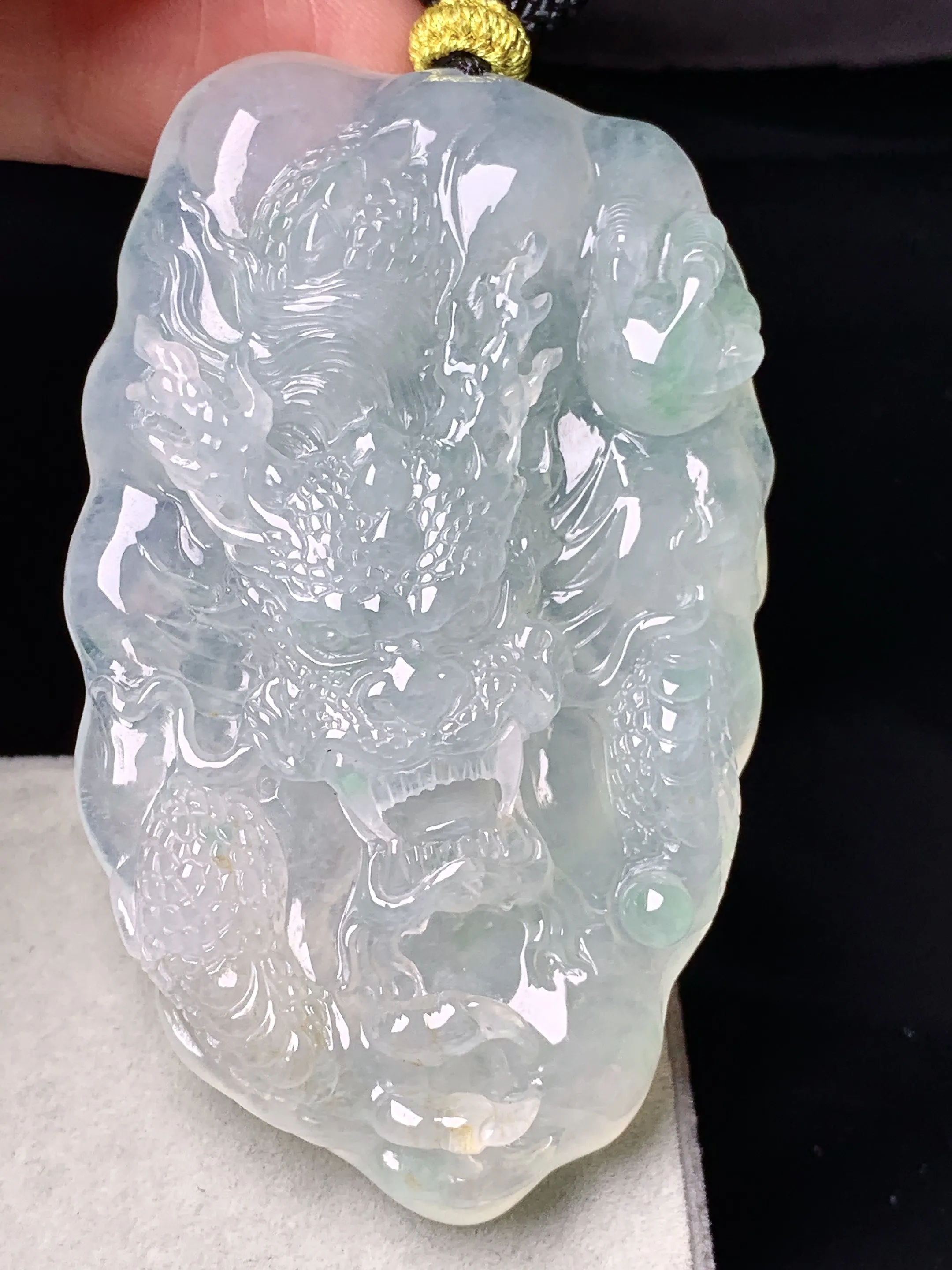 冰种龙牌吊坠 玉质细腻 色泽清新艳丽 整体尺寸63.8*39.2*10.2