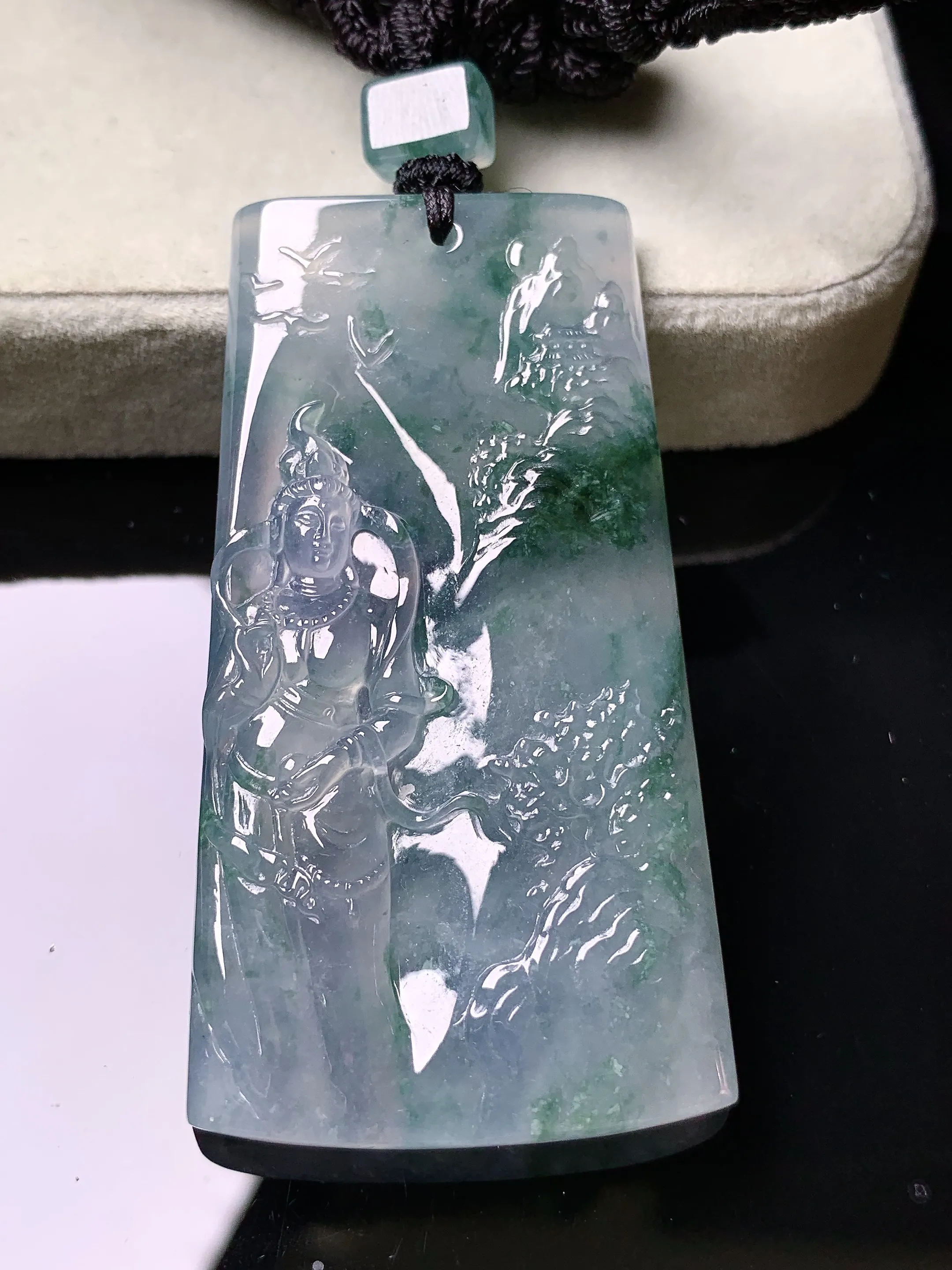 冰种飘绿观音菩萨吊坠 玉质细腻 色泽清新艳丽 整体尺寸58.3*31.3*5.2