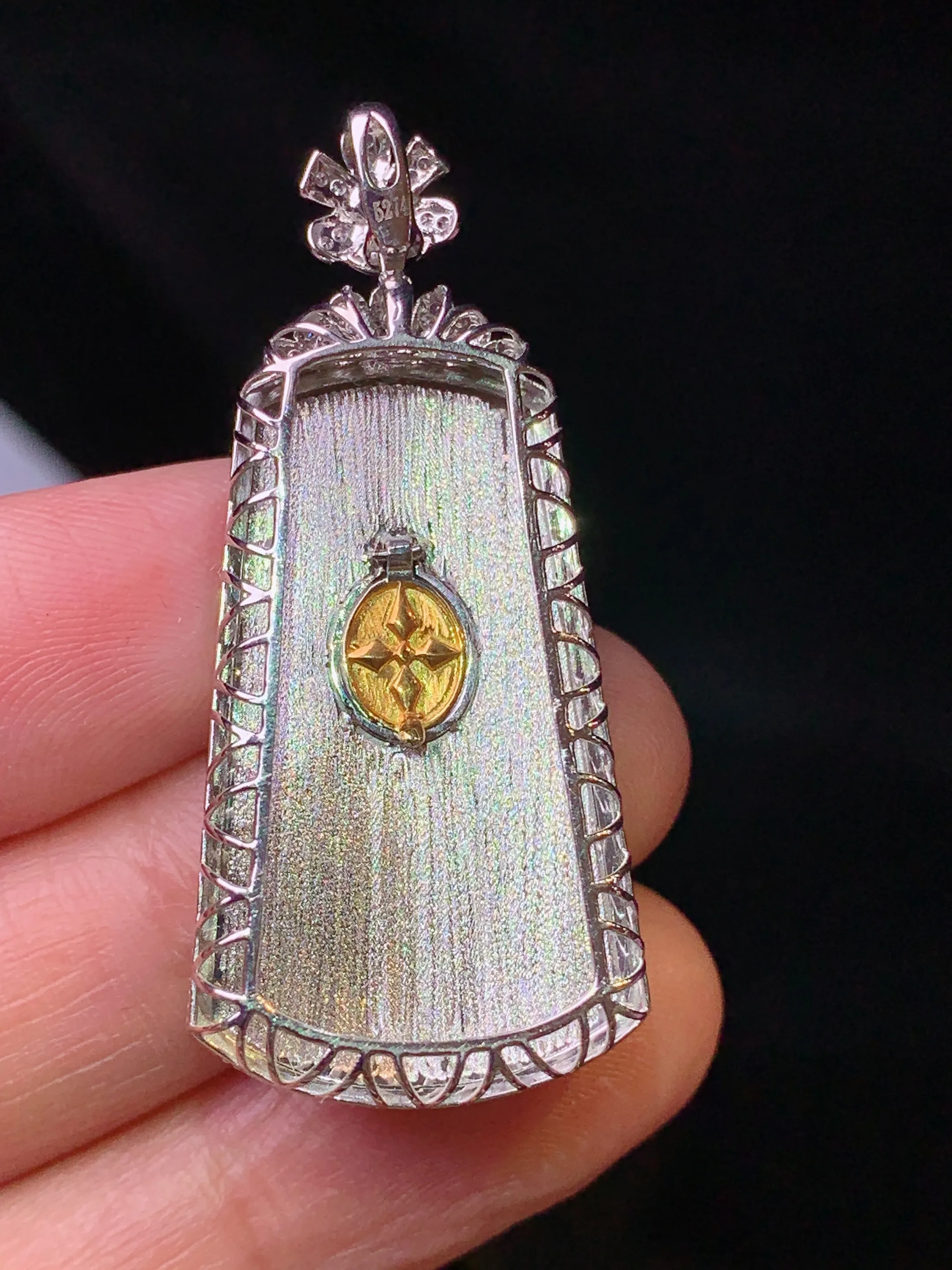 18k金钻镶嵌翠绿无事牌吊坠 玉质细腻 色泽清新艳丽 整体尺寸42*18.7*8