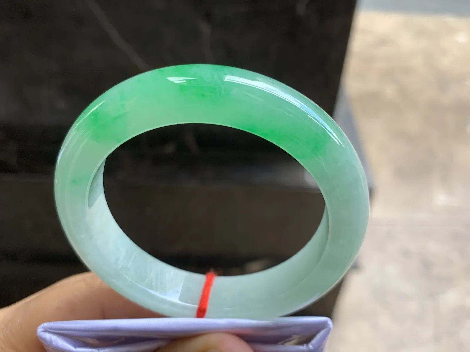 56.5-13.2-9.5mm
带色手镯 底子细腻 颜色漂亮 推荐