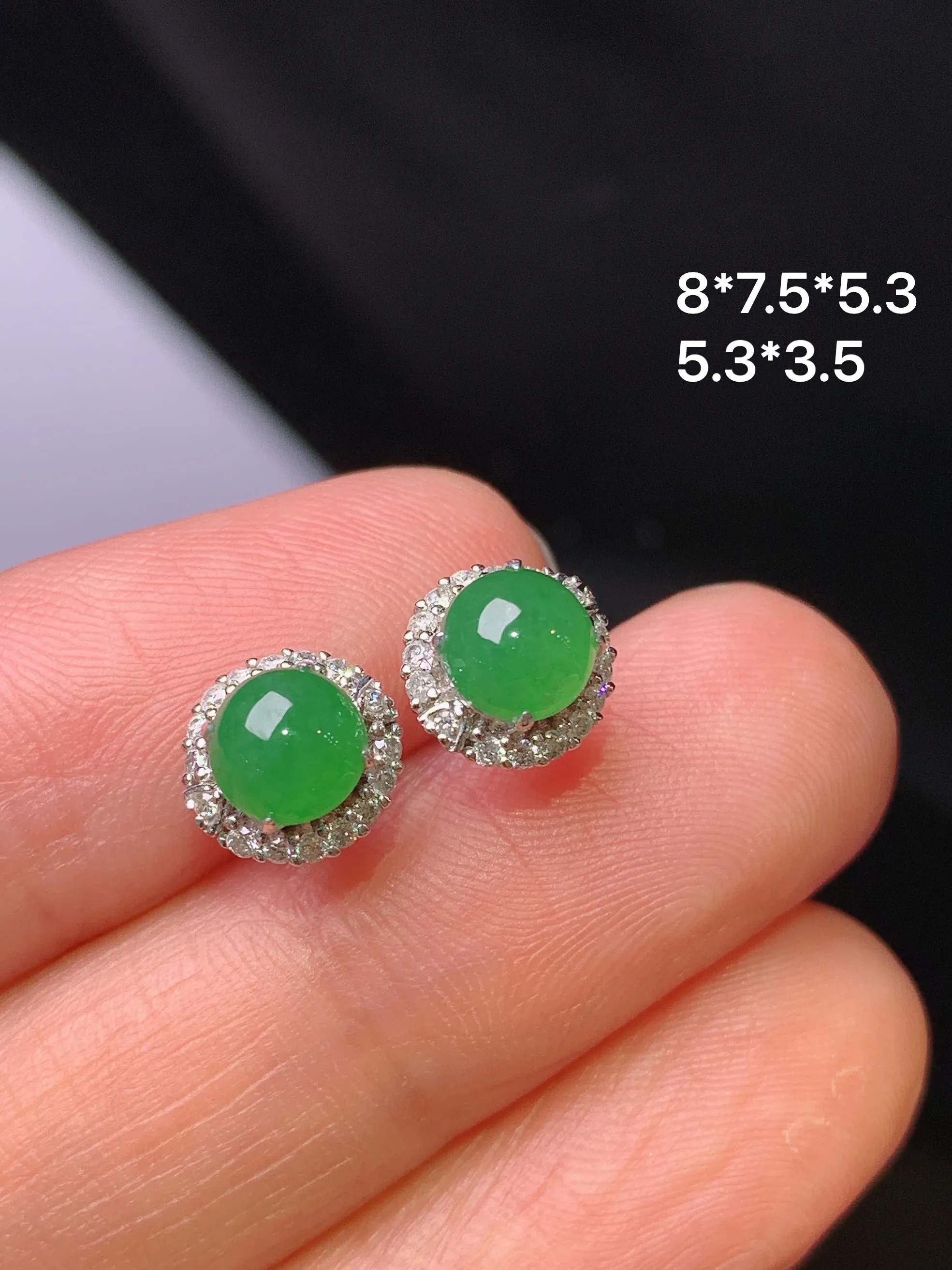 18k金钻镶嵌满绿蛋面耳钉 玉质细腻 色泽清新艳丽 整体尺寸8*7.5*5.3