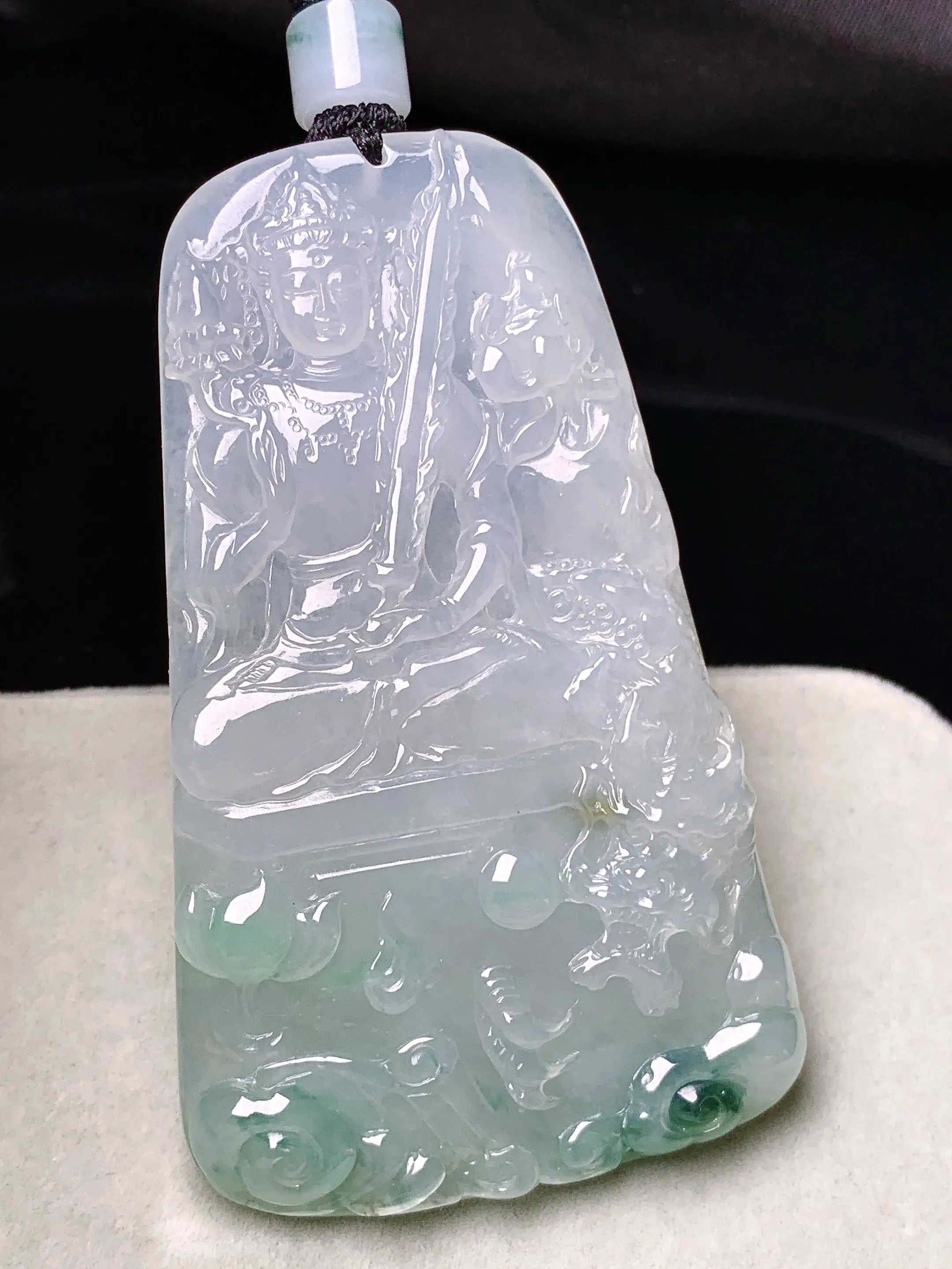 飘绿乘龙观音吊坠 玉质细腻 色泽清新艳丽 整体尺寸66.6*39.3*6.8