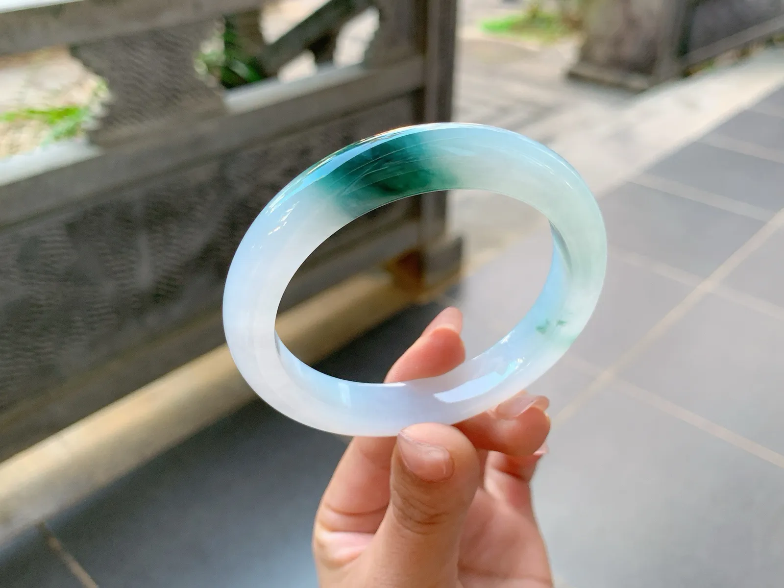 ｜57圈口
冰飘蓝花，整体胶润透手冰润细腻，超级养眼，气质优雅，