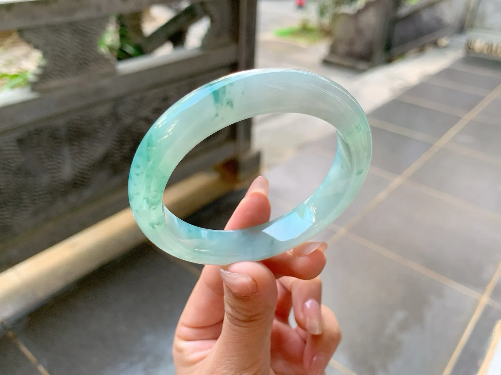 ｜56圈口
冰飘花翡翠手镯，飘蓝绿花，花色清新灵动，像舞动的碎花裙一般飘逸