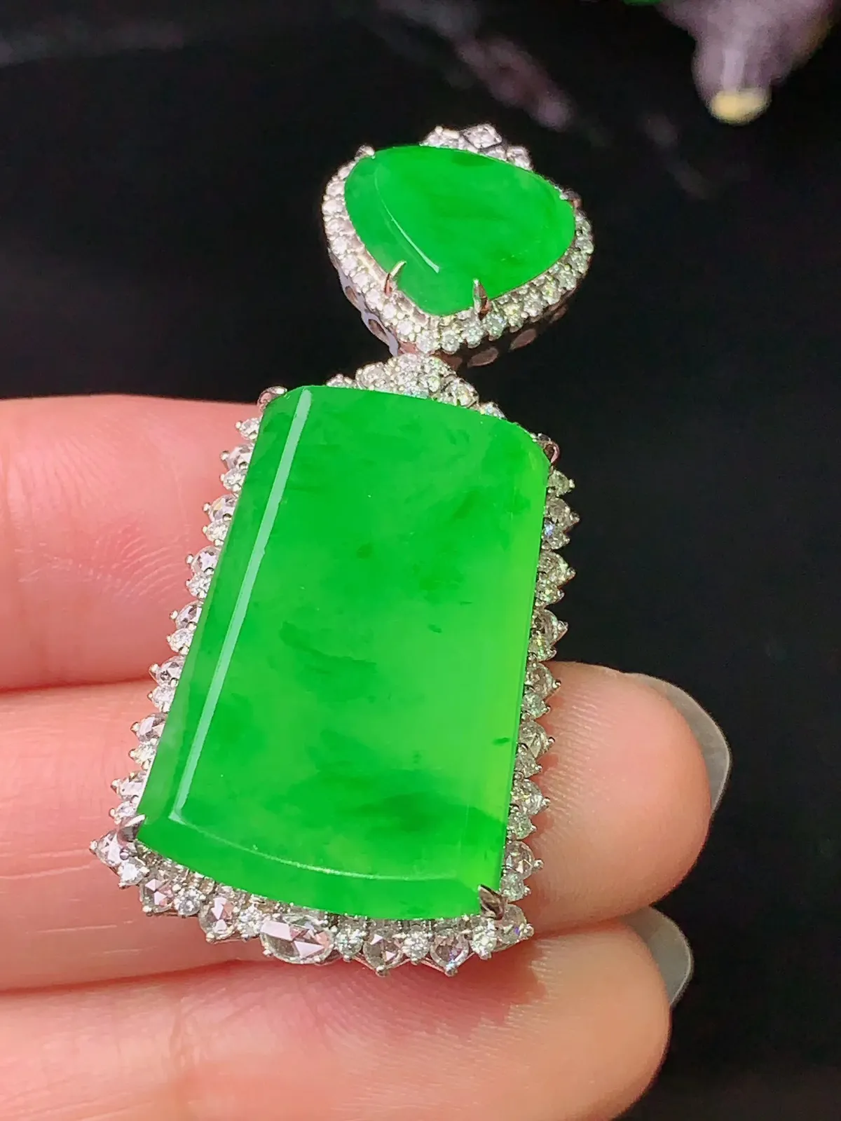 18k金钻镶嵌翠绿无事牌吊坠 玉质细腻 色泽清新艳丽 整体尺寸43.8*19.8*9.5