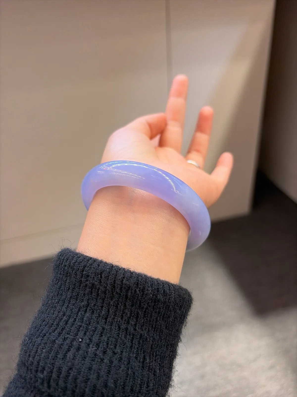 ｜56圈口
【满春·紫罗兰镯】
“满园春色藏腕间，紫韵流转醉人心”
娇艳紫罗兰调 底妆细腻温润
颜色惊艳到挪不开眼，贵气感拉满
规格【56.4/12.9/8.8】