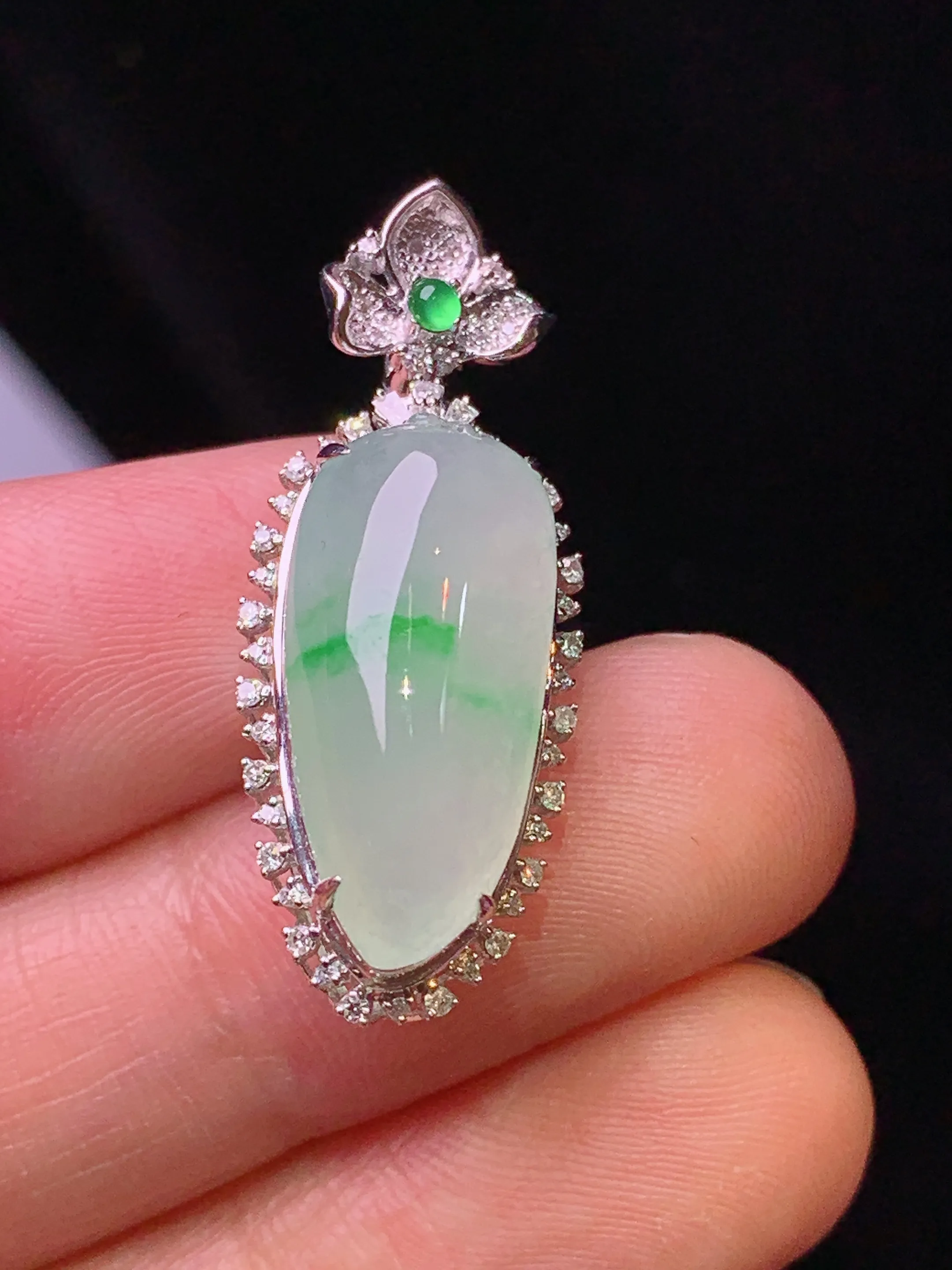 18k金钻镶嵌飘绿福瓜吊坠 玉质细腻 色泽清新艳丽 整体尺寸31*12*10.3