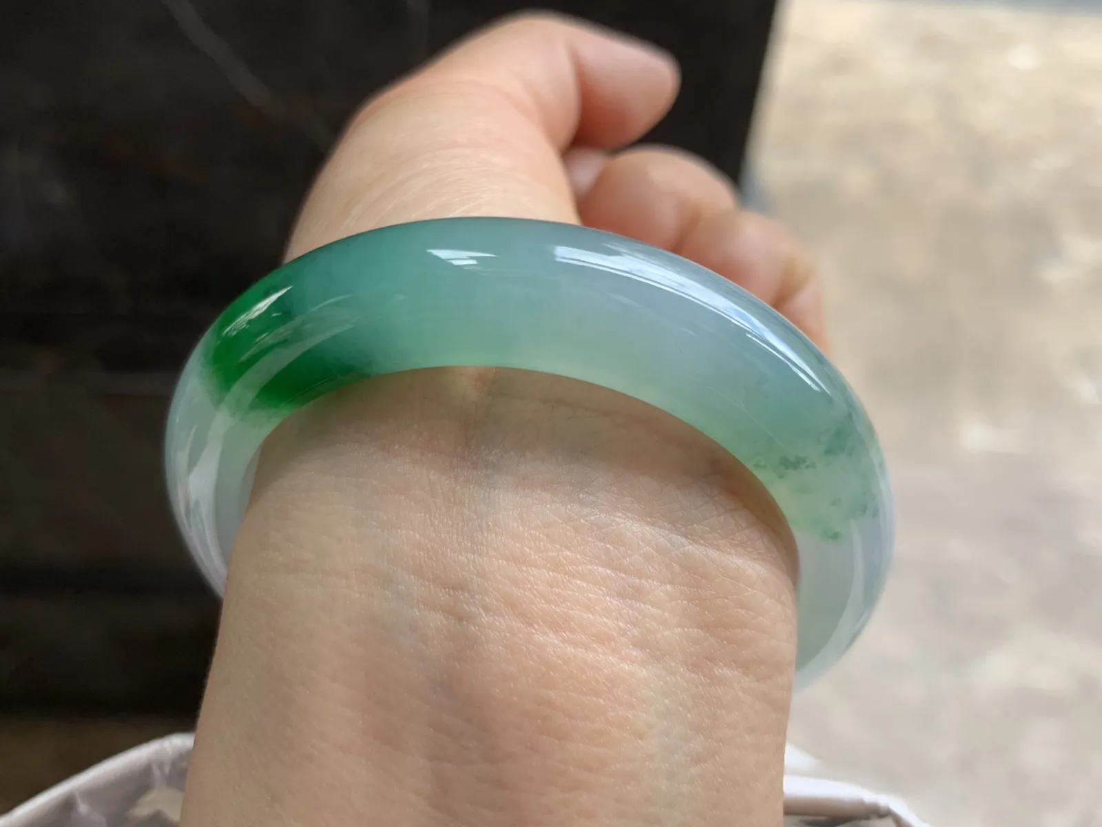 53-13-8.8mm
带色手镯 底子细腻 颜色漂亮