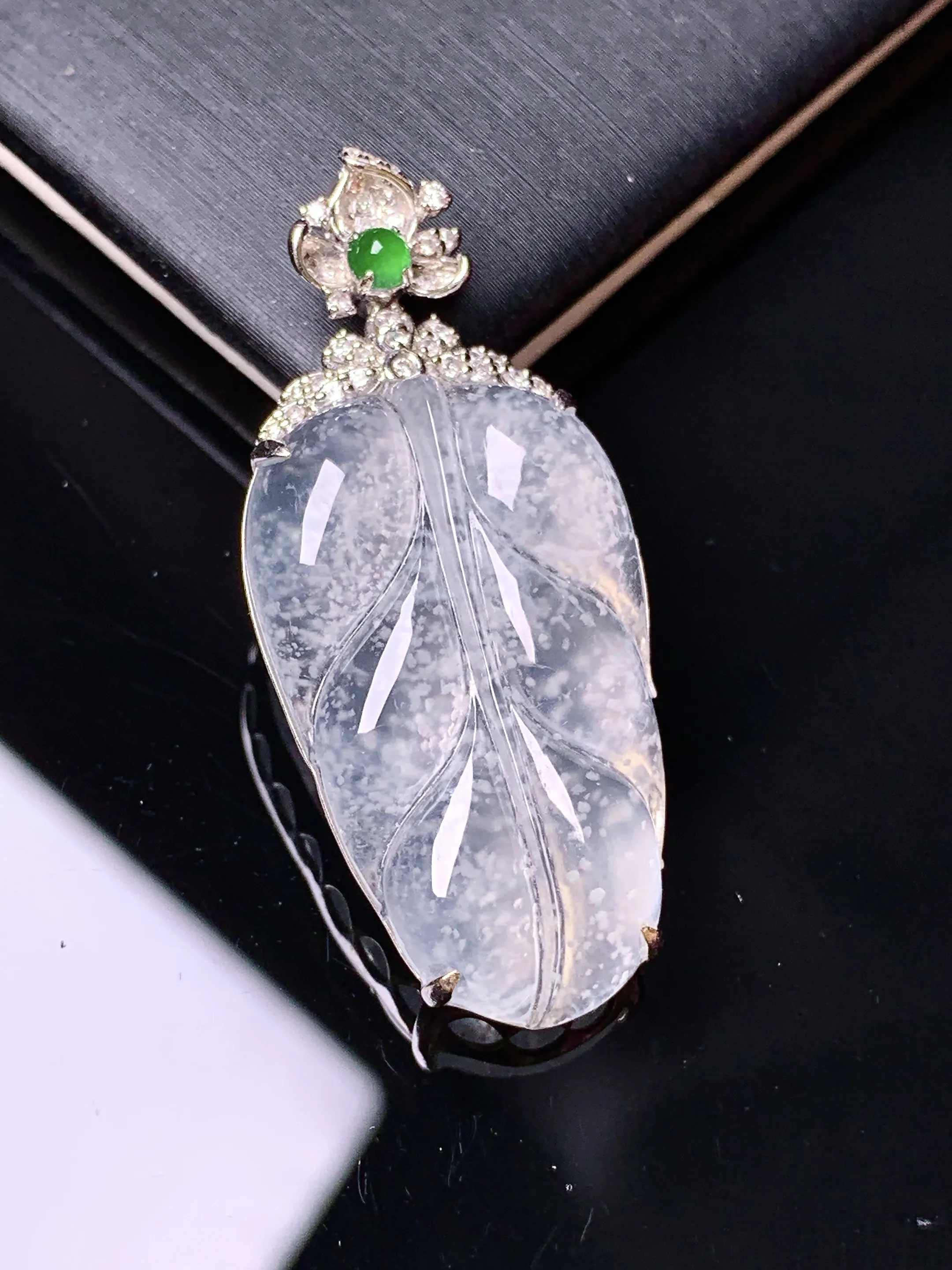 18k金钻镶嵌冰种雪花棉树叶吊坠 玉质细腻 色泽清新艳丽 整体尺寸38.2*16.8*6.3