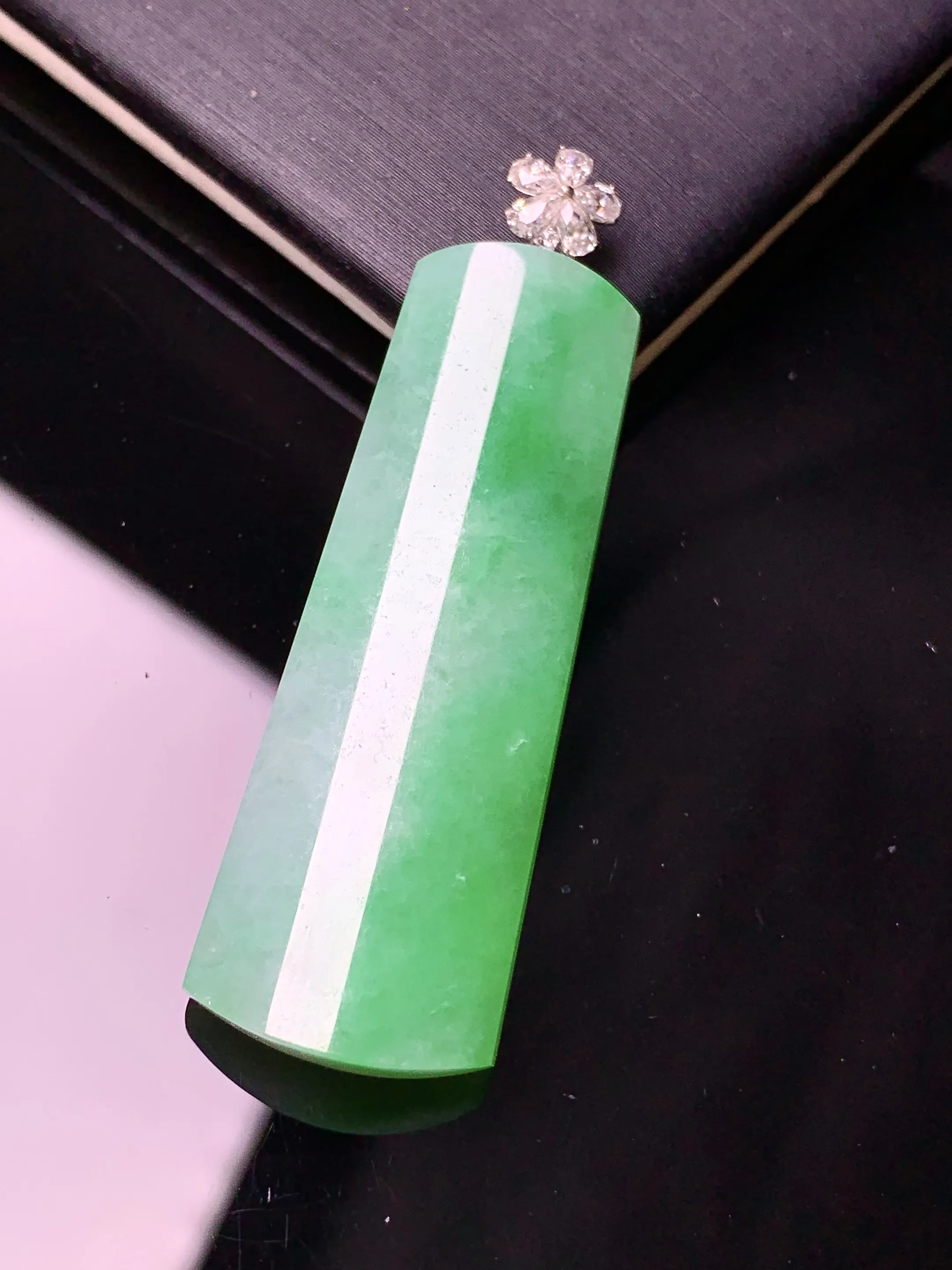 18k金莫桑钻镶嵌飘绿玉柱吊坠 玉质细腻 色泽清新艳丽 整体尺寸46*14.2*5.8