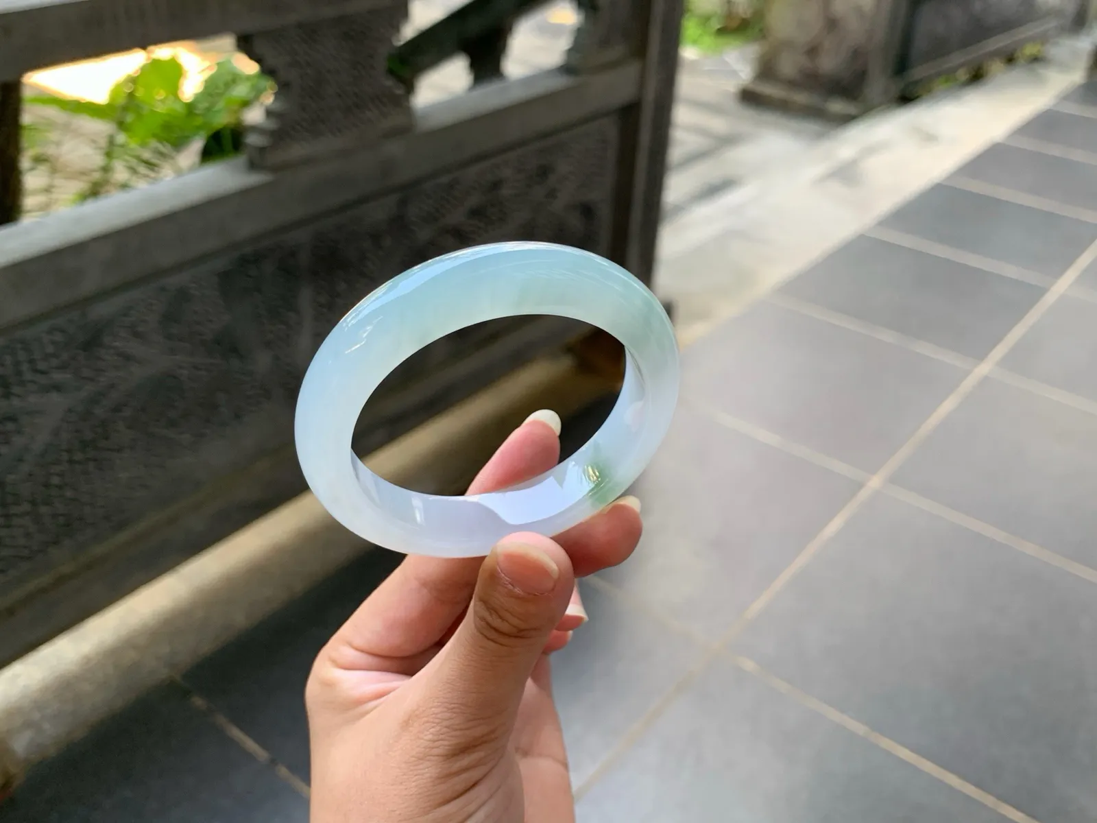 ｜55圈口
冰晴春飘花翡翠手镯，底子细腻起胶起光，渐变色，雅致大方，