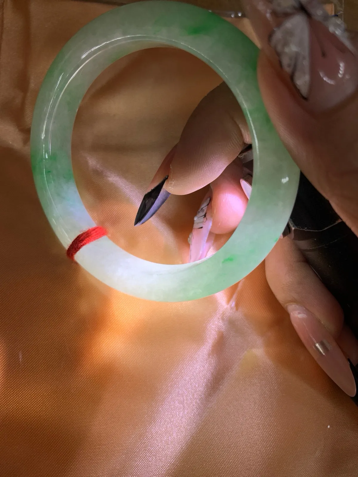 白底青正圈
50-7.8-9.5
打灯棉线，底妆水润细腻，阳绿花点缀腕间风华，干净纯净的底色上，满圈翠色肆意流淌，娇艳欲滴，宛如春日里的繁华盛景