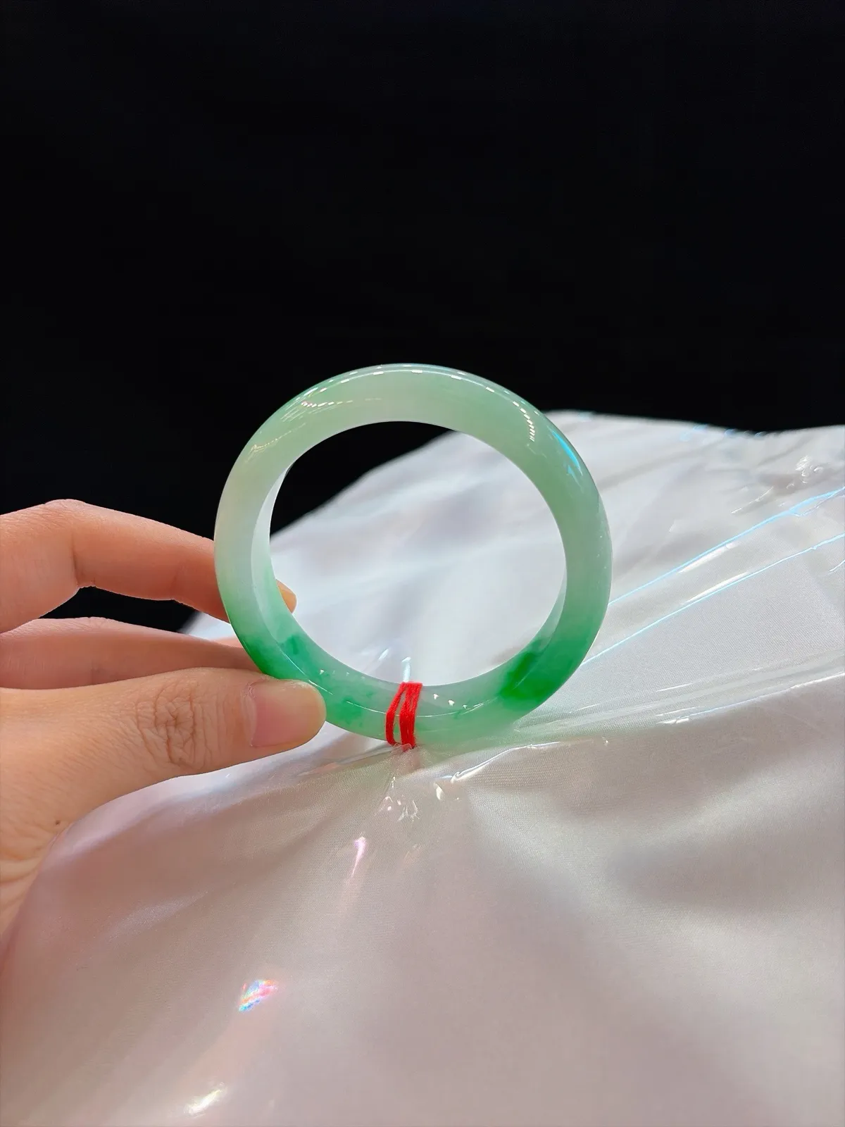 ｜53圈口
辣绿翡翠手镯
腕间跃动两束鲜活绿光
色辣浓郁超惹眼
好色的宝子闭眼冲~
规格【53.7/12.7/8.1】