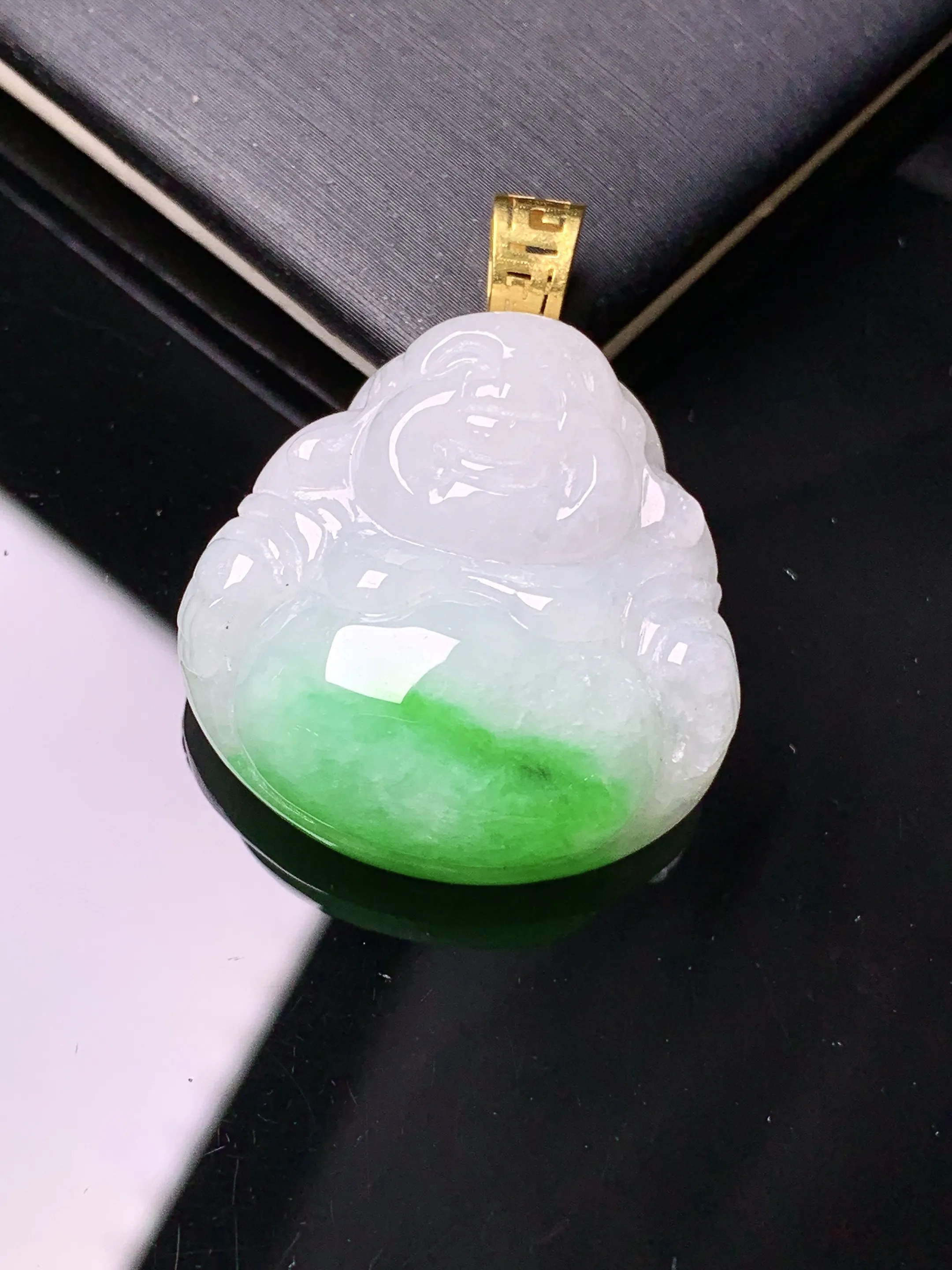 18k金镶嵌飘绿佛公吊坠 玉质细腻 色泽清新艳丽 整体尺寸33.5*26.2*9.5