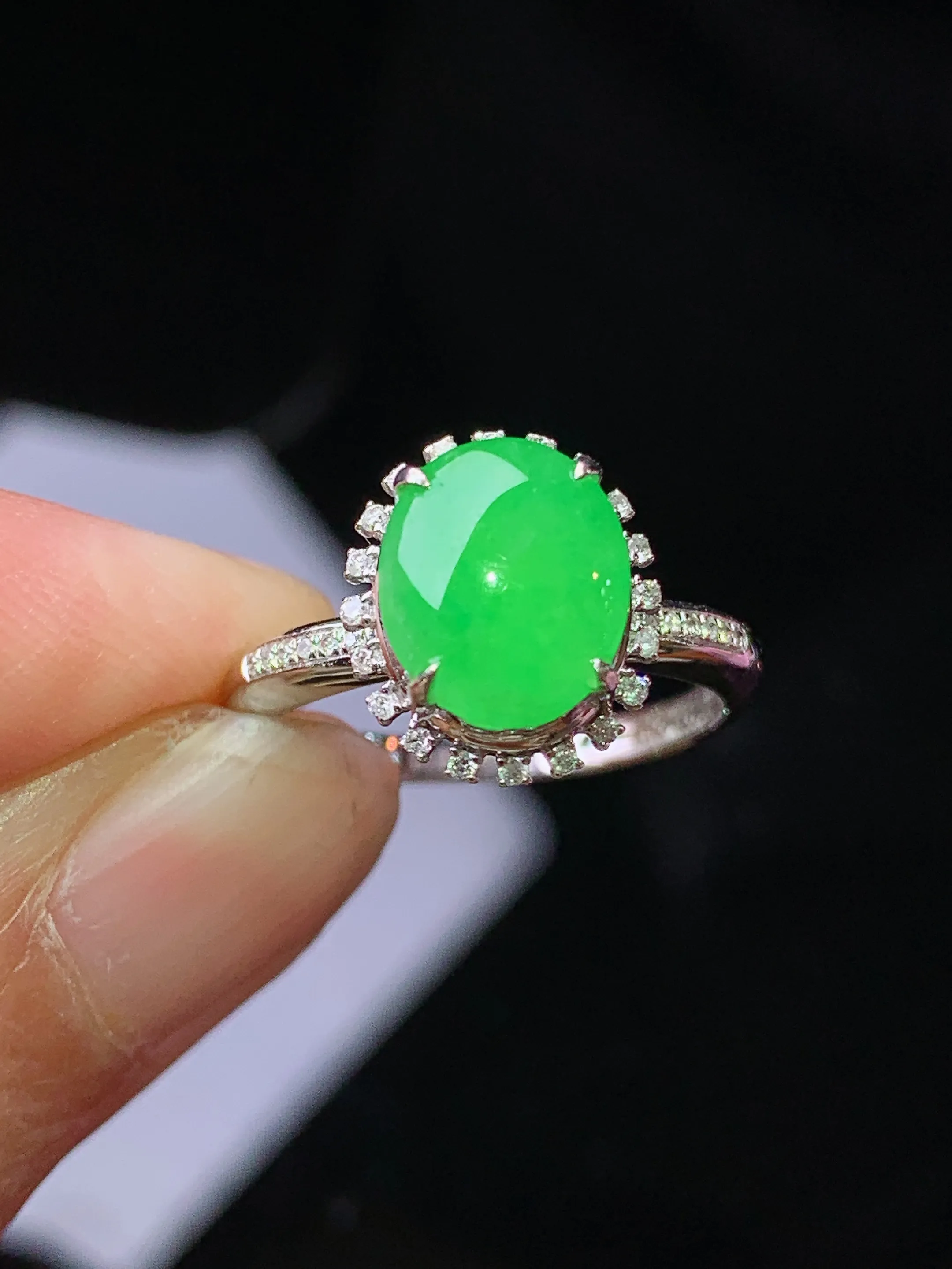 18k金钻镶嵌满绿蛋面戒指 玉质细腻 色泽清新艳丽 圈口12.5 整体尺寸11.6*10*7.5