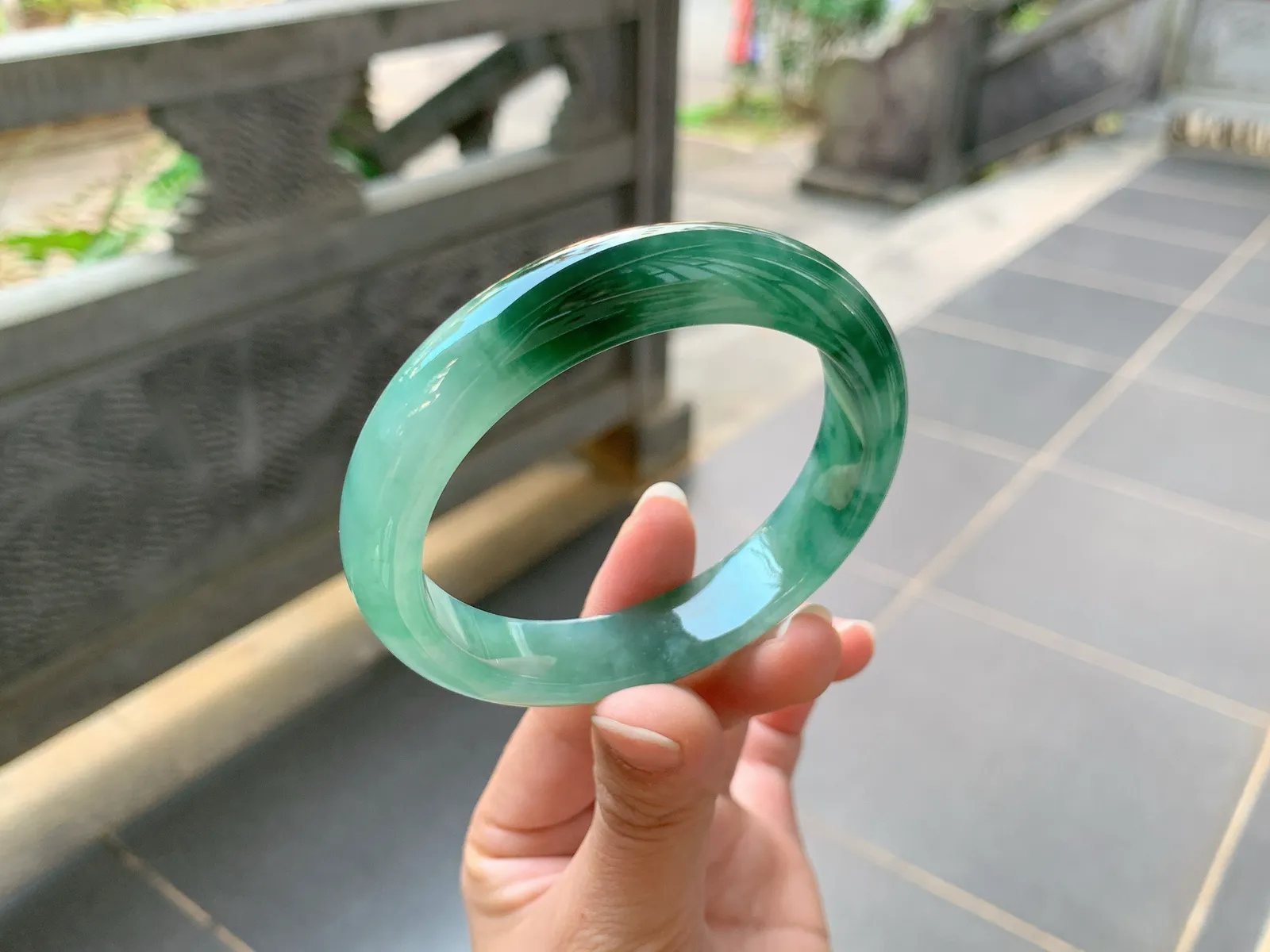 ️｜57圈口
森林绿底飘花手镯，种老胶透明亮，雍容大气优雅大方，有股深邃迷人的美
编号【01-20-09】