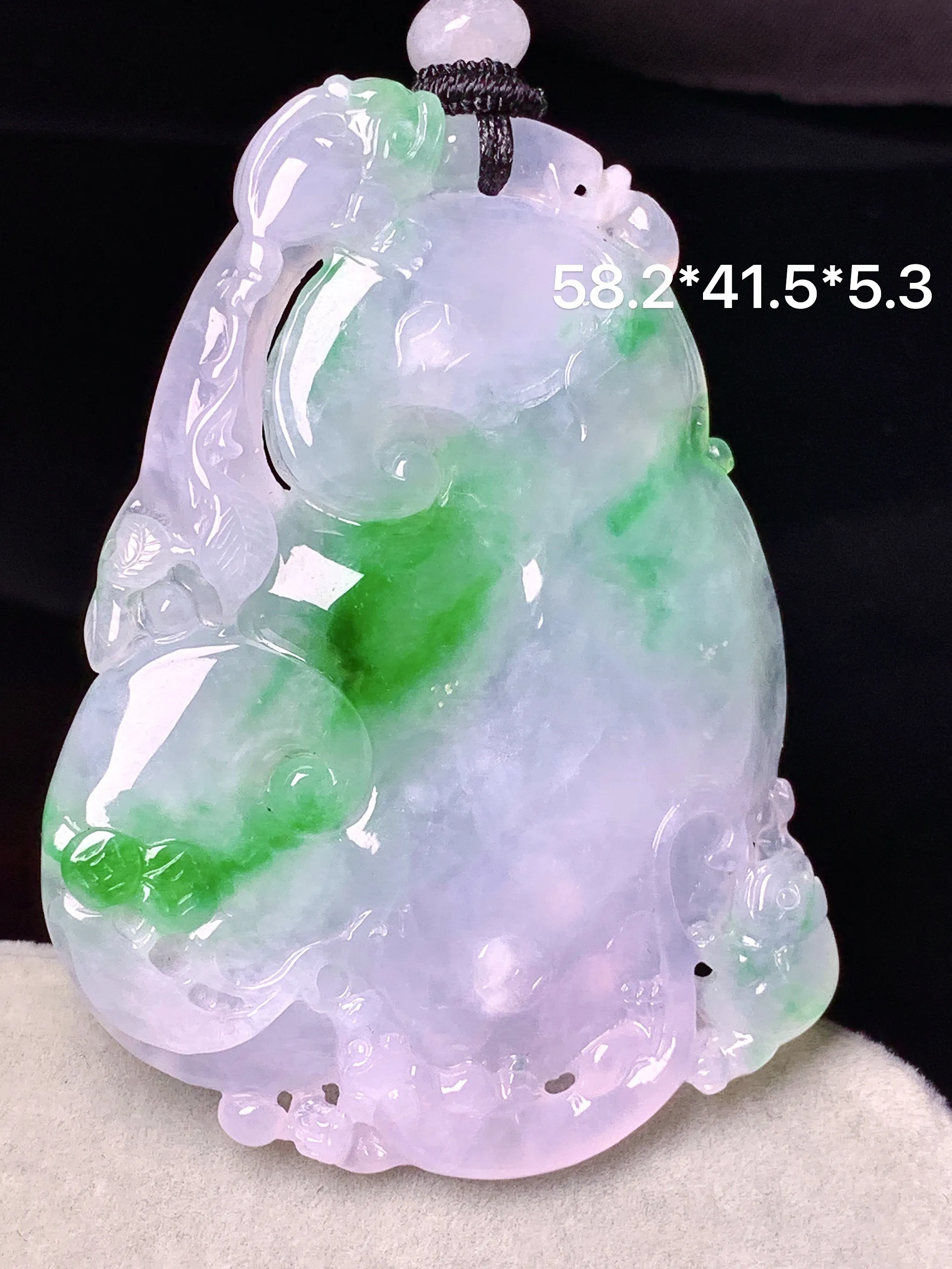 飘绿如意吊坠 玉质细腻 色泽清新艳丽 整体尺寸58.2*41.5*5.3