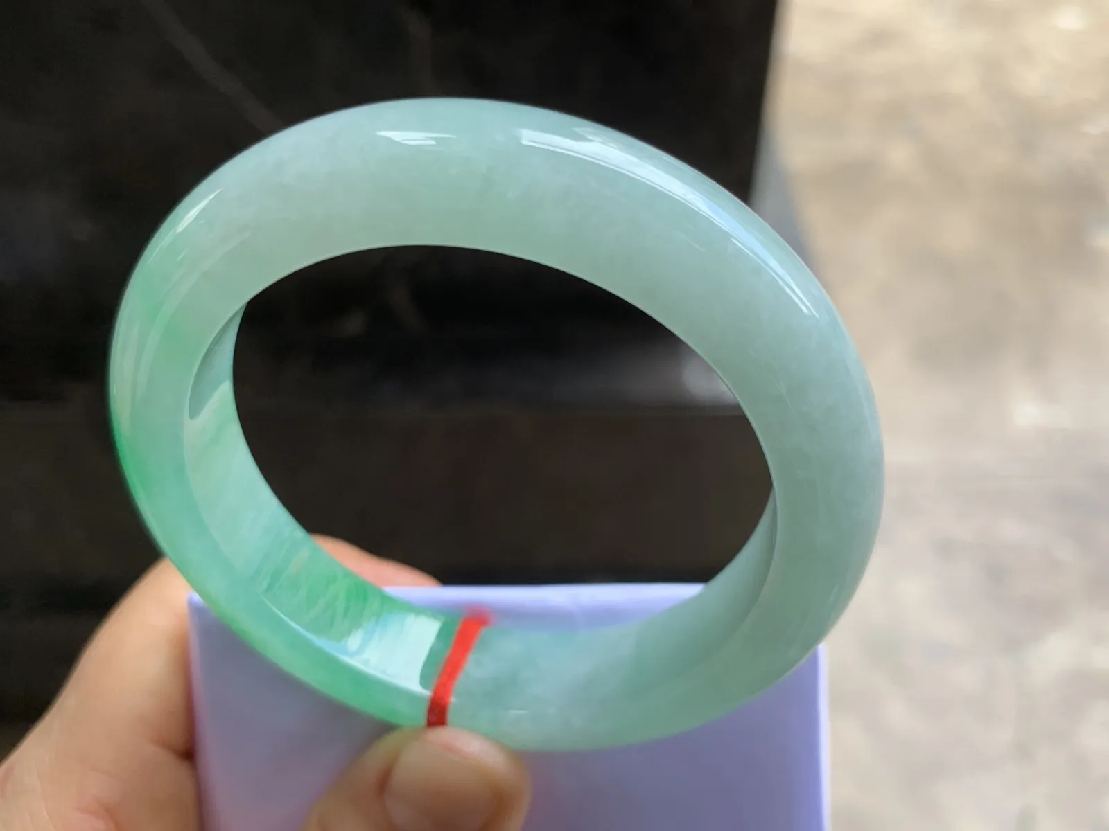 56.5-13.2-9.5mm
带色手镯 底子细腻 颜色漂亮 推荐