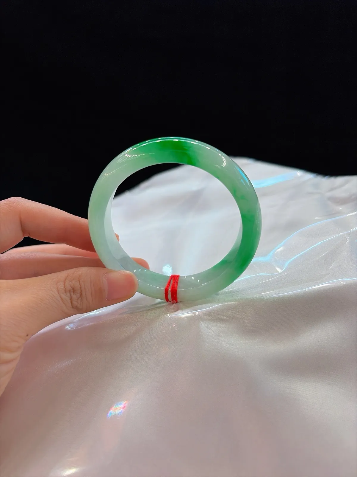 ｜53圈口
辣绿翡翠手镯
腕间跃动两束鲜活绿光
色辣浓郁超惹眼
好色的宝子闭眼冲~
规格【53.7/12.7/8.1】