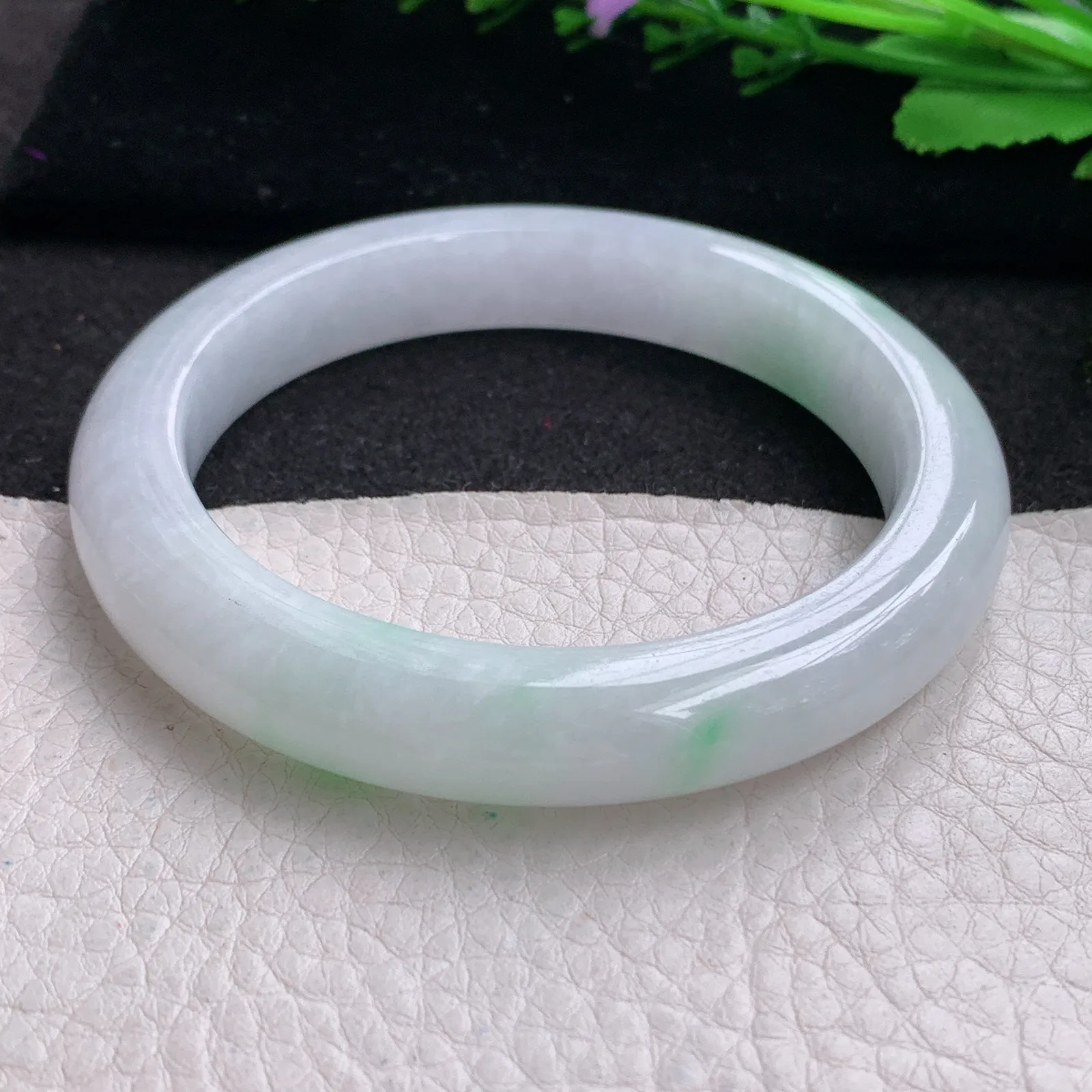 yh实拍57.5*10.5*9.5平安镯 缅甸翡翠精美白底青水润宽边玉手镯 玉手环