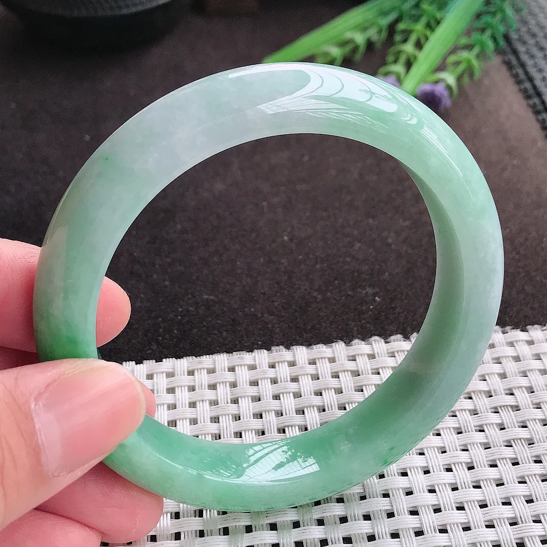 实拍A货翡翠59/12.5/9老坑精美温润飘阳绿手镯宽边翡翠玉镯女款