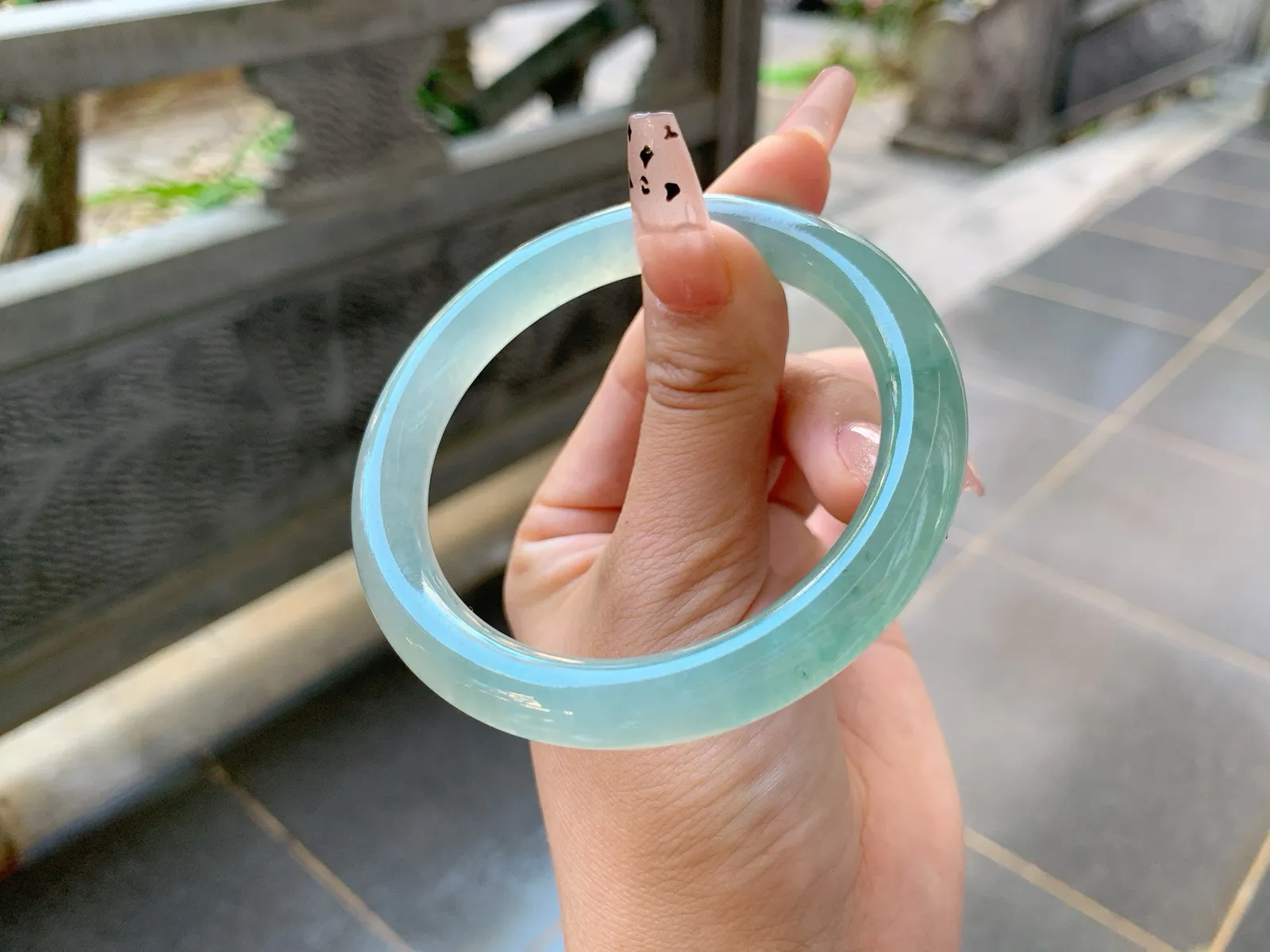 ｜56圈口
条粗:9.3
冰晴半山半水福镯，飘点碎绿花，像湖水一样的清澈透明，水汪汪的