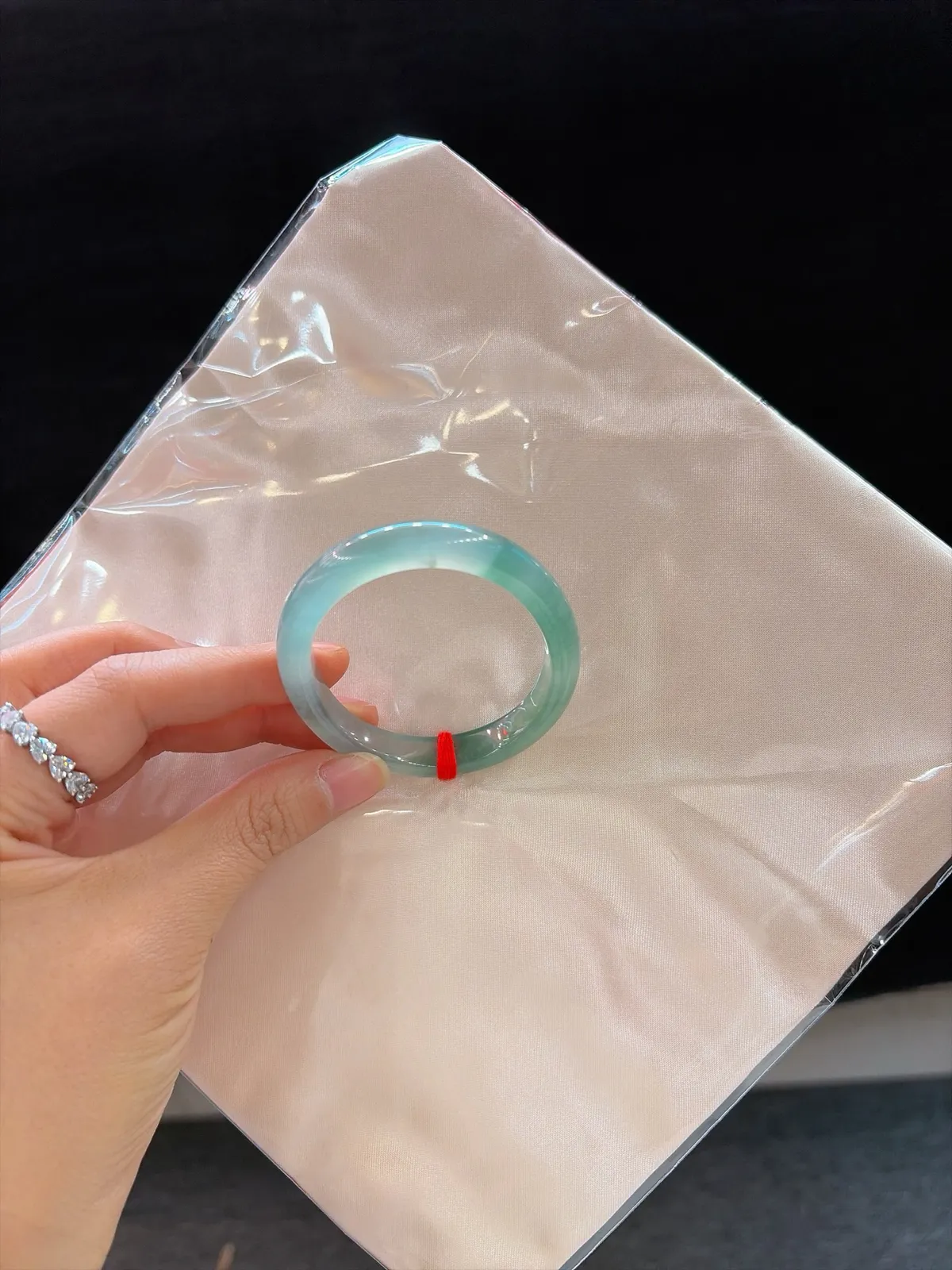 ｜52圈口
【冰冰小贵妃·半山水款】
“种好起光漾清辉，半山水色腕间绕，秀气灵动藏不住”
——小手妹子速来捡漏，仙气值拉满
规格【52.4/9.2/6.8】