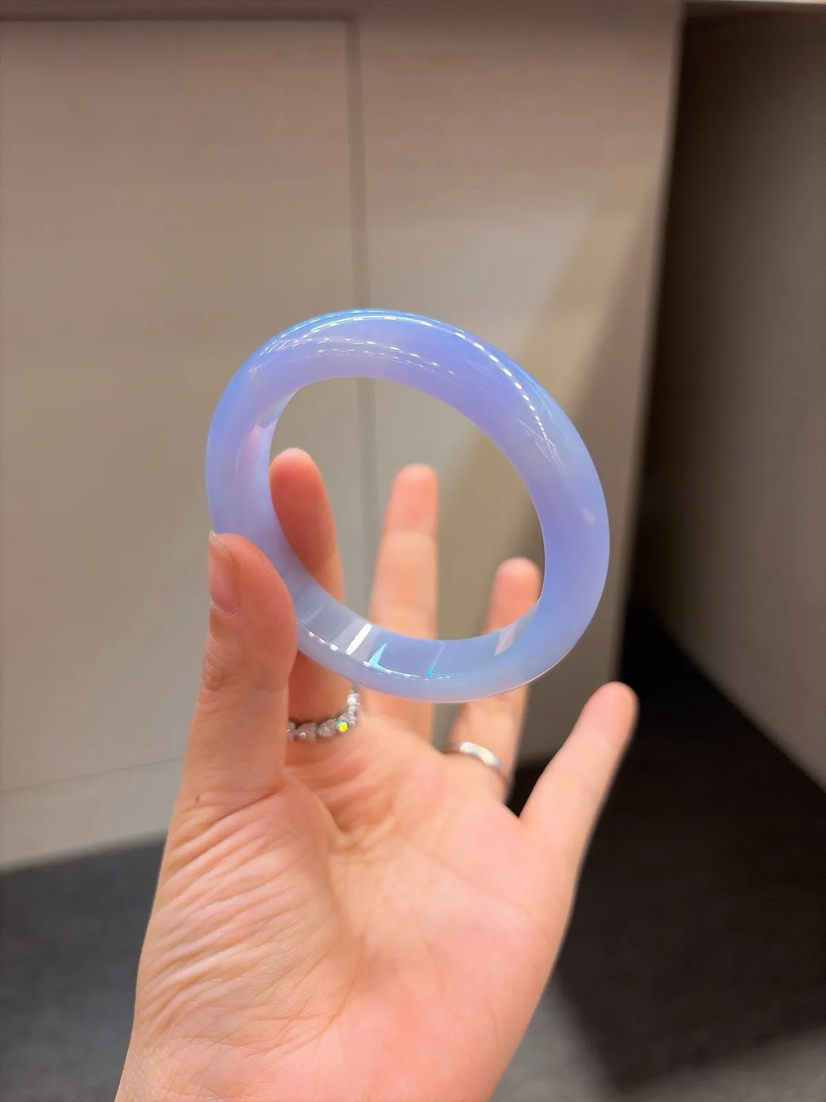 ｜56圈口
【满春·紫罗兰镯】
“满园春色藏腕间，紫韵流转醉人心”
娇艳紫罗兰调 底妆细腻温润
