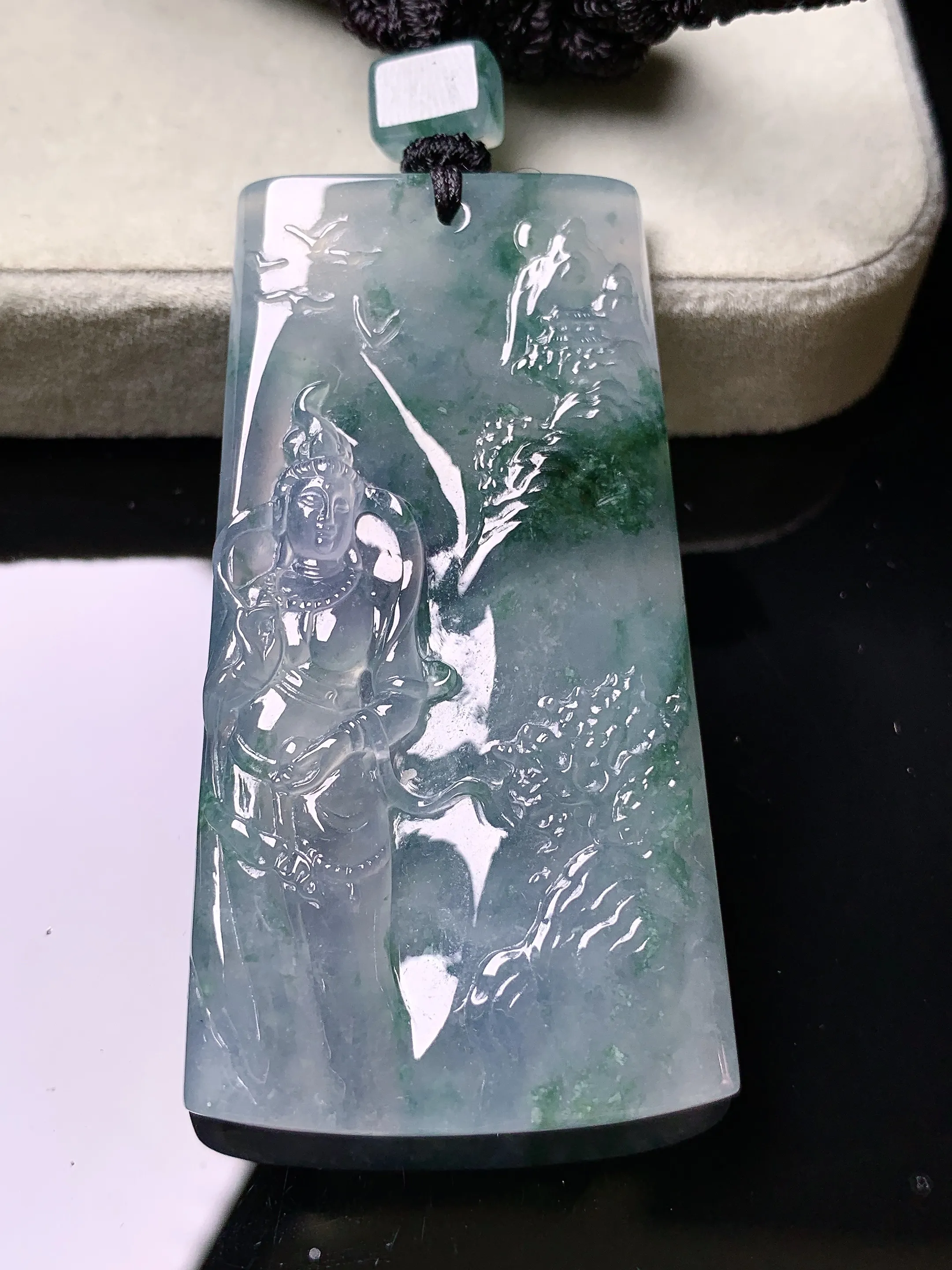 冰种飘绿观音菩萨吊坠 玉质细腻 色泽清新艳丽 整体尺寸58.3*31.3*5.2