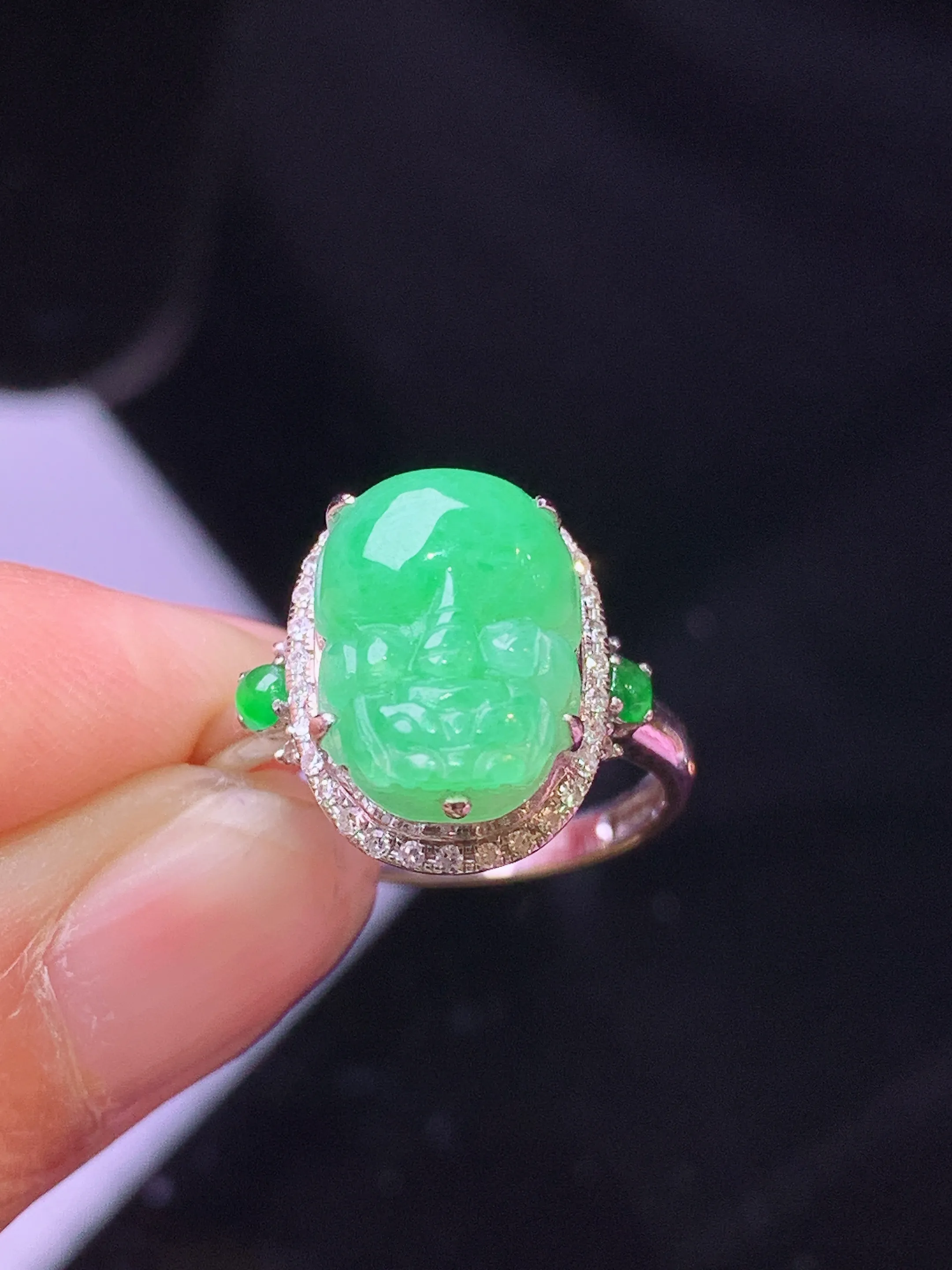 18k金钻镶嵌翠绿貔貅 玉质细腻 色泽清新艳丽 圈口12 整体尺寸14*10.8*8