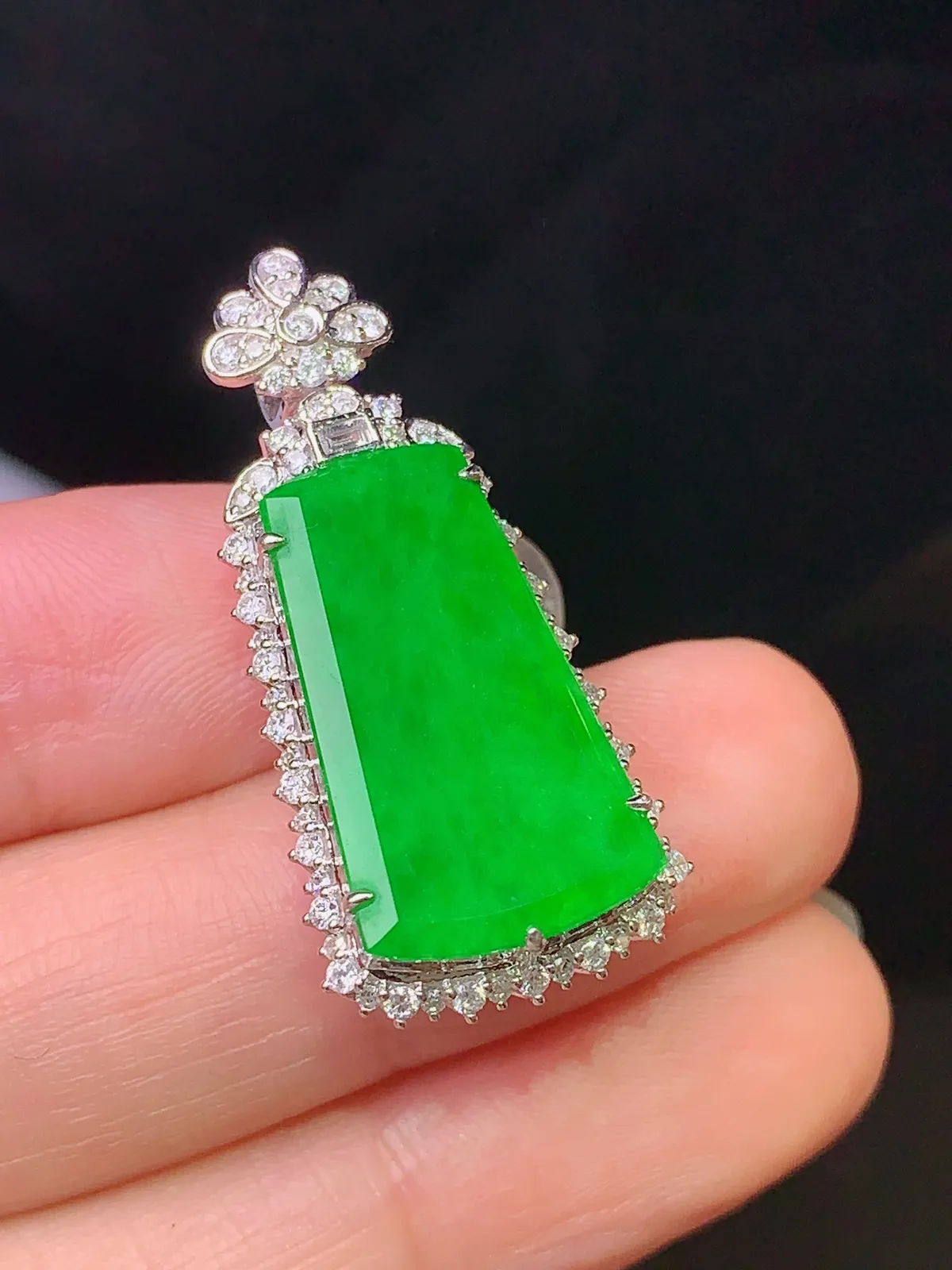 18k金钻镶嵌满绿无事牌吊坠 玉质细腻 色泽艳丽 整体尺寸33*15.3*9.3