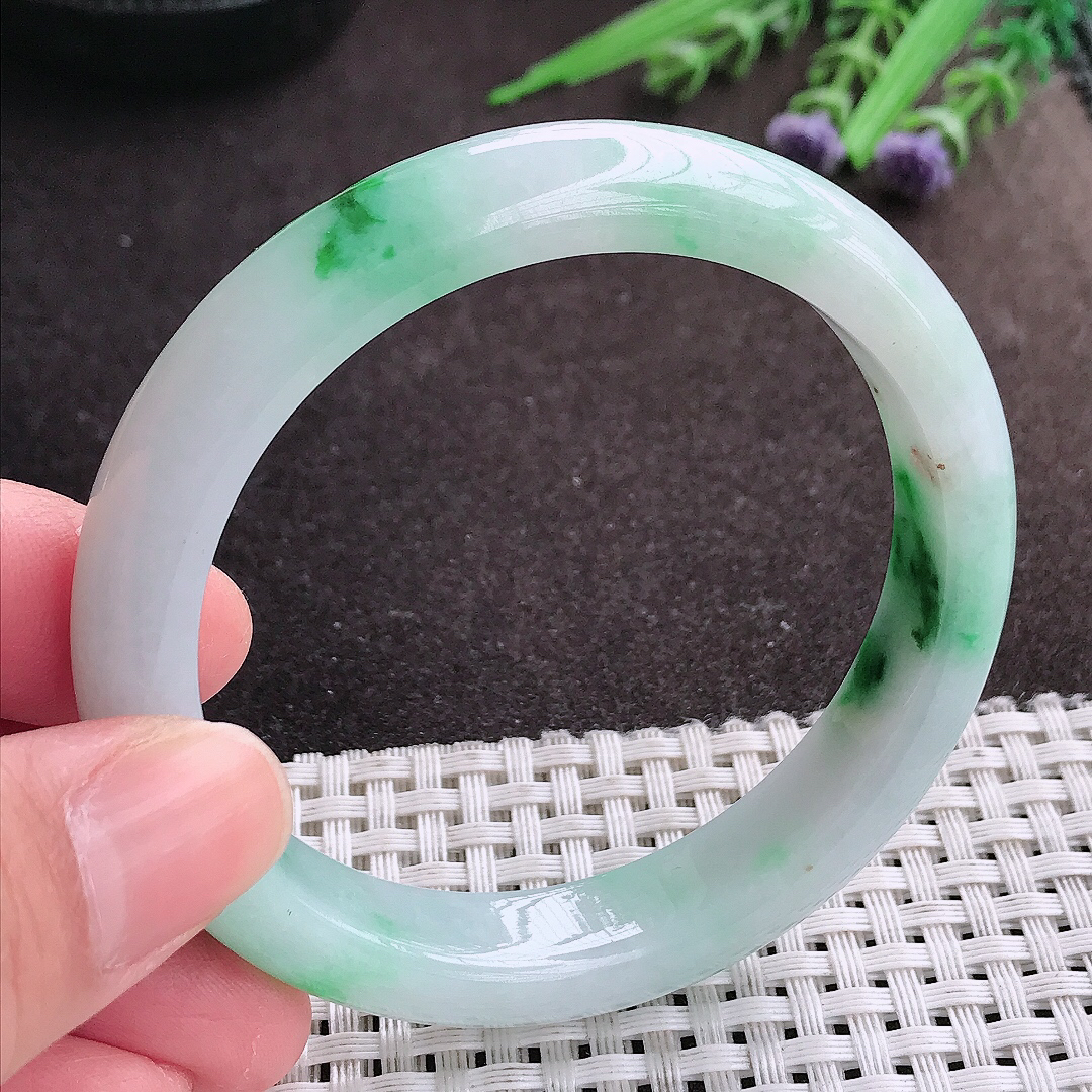 实拍A货翡翠55.5/11/8老坑精美温润飘阳绿手镯宽边翡翠玉镯女款
