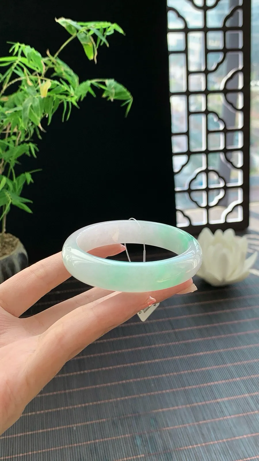 【冰胶白底青贵妃手镯】
【尺寸】56-49-13-7
绿色部分鲜活欲滴，仿佛饱含水分，在白色背景的包围下，更显其娇嫩与珍贵，呼之欲出。