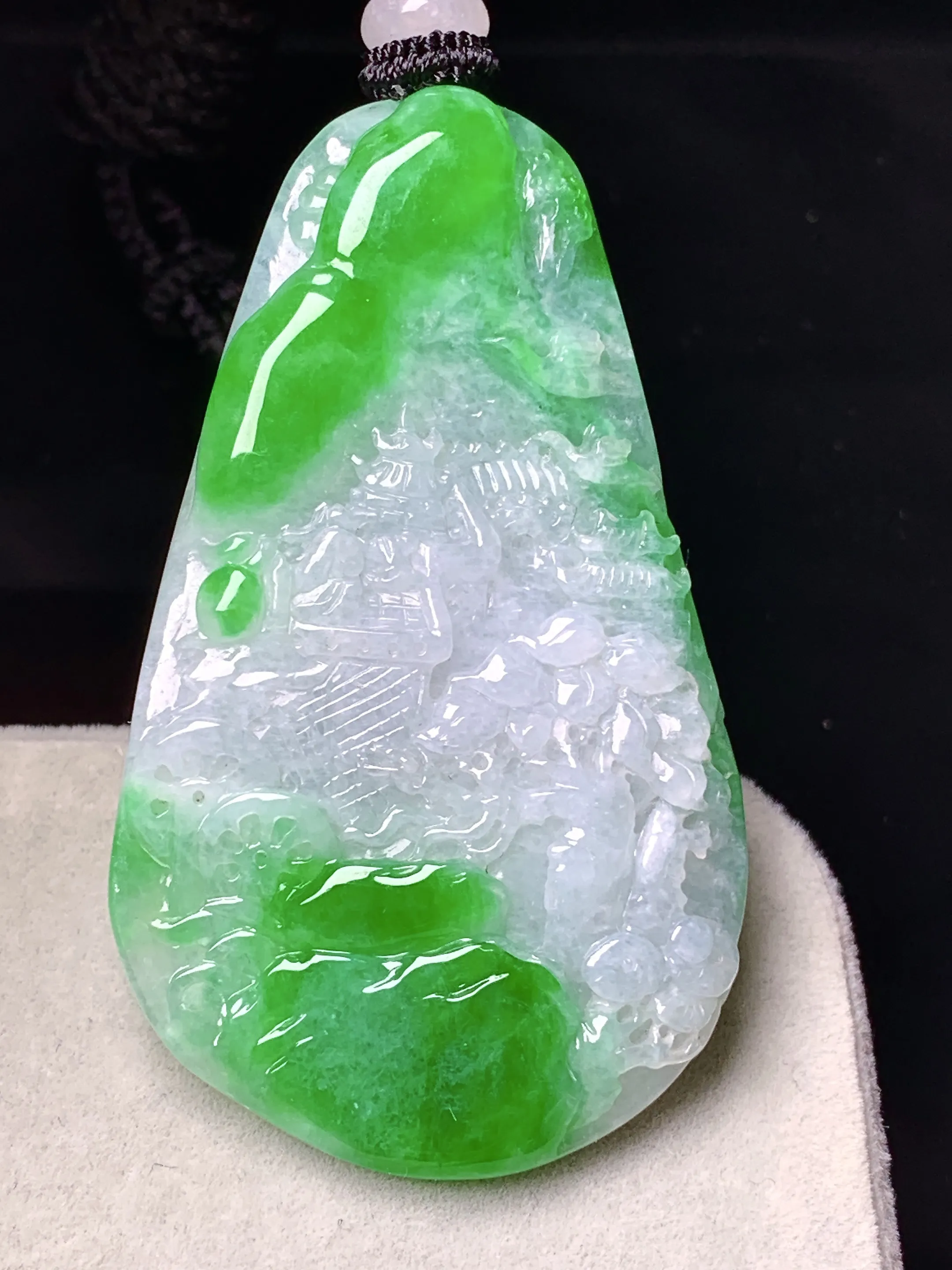 翠绿山水牌子吊坠 玉质细腻 色泽清新艳丽 整体尺寸53.2*31.3*5.3