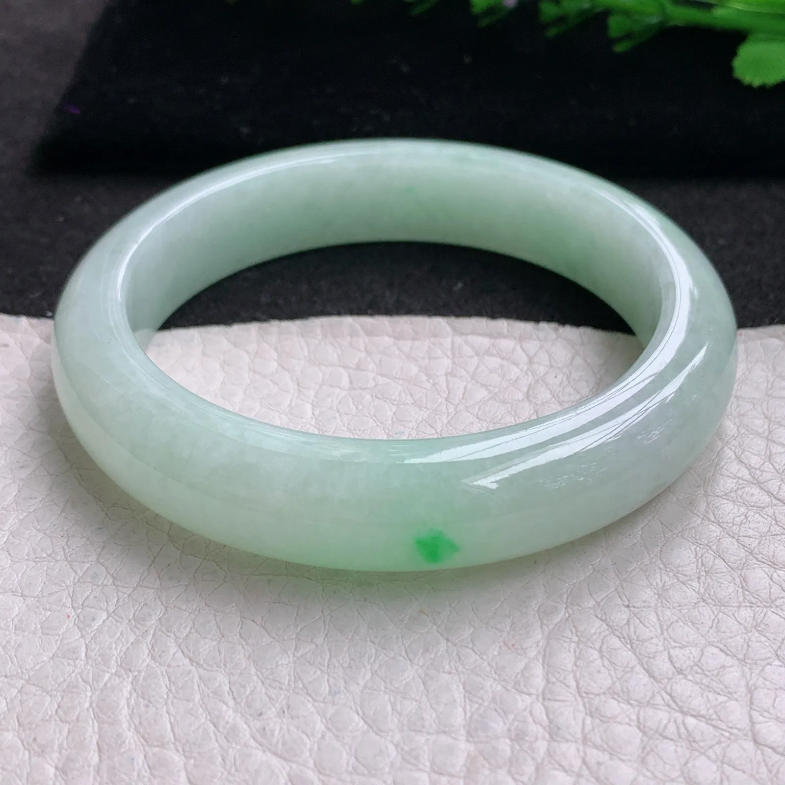 ee实拍55*12*8平安镯 缅甸翡翠精美甜绿底飘阳绿玉手镯 玉手环