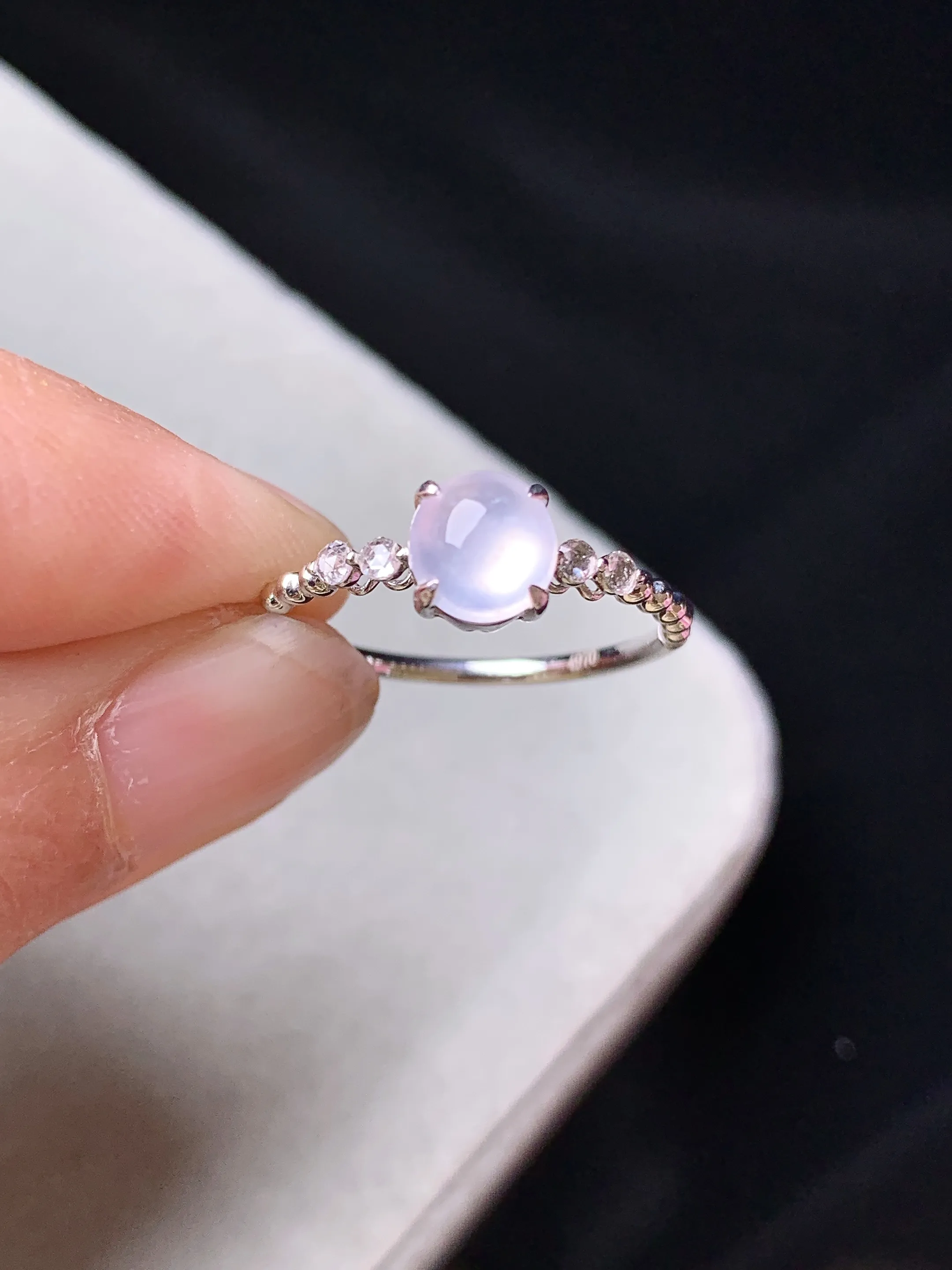 18k金钻镶嵌冰种蛋面戒指 玉质细腻 色泽清新艳丽 圈口13.5 整体尺寸6*5.7*2.3