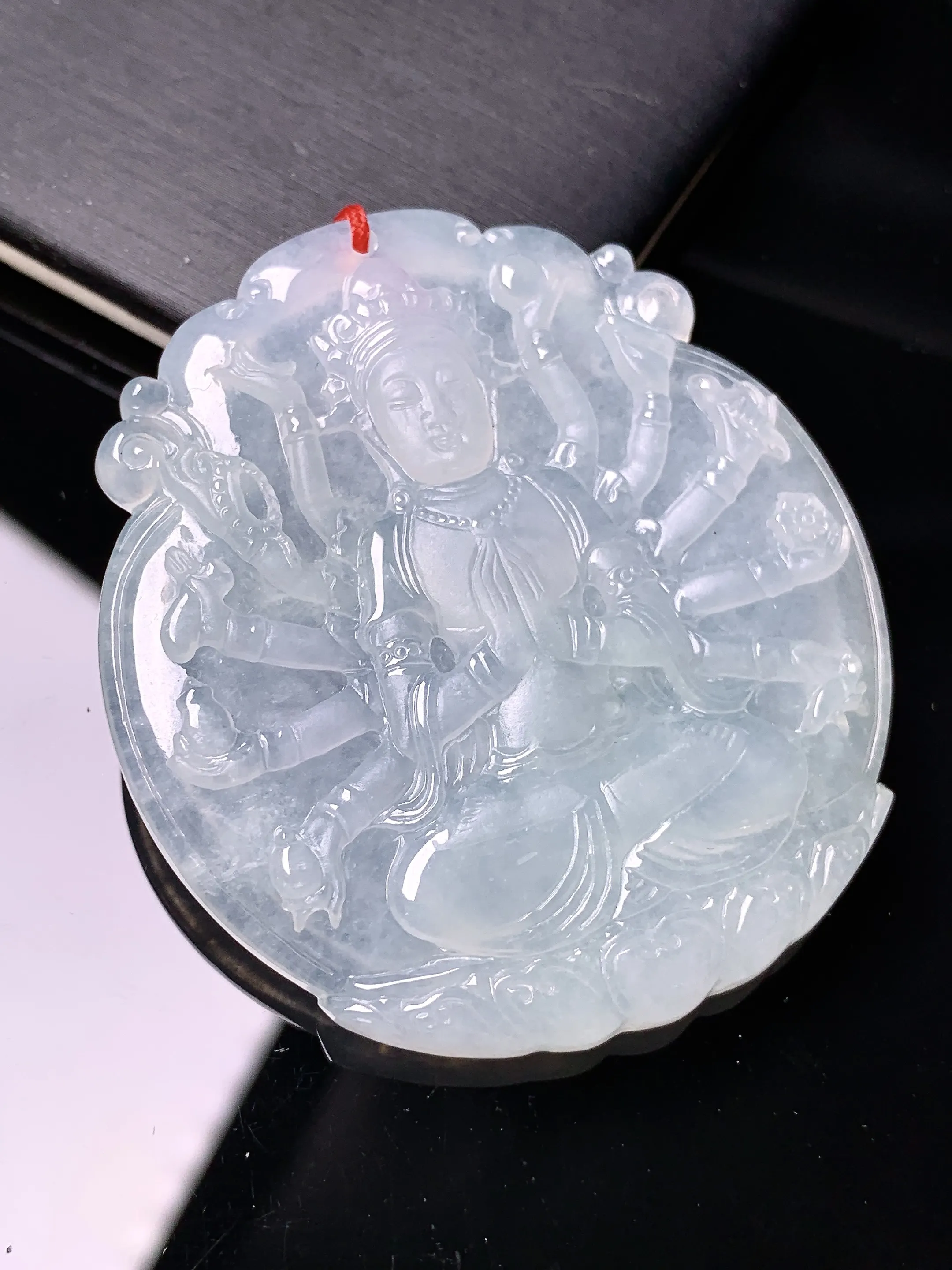 冰种千手观音吊坠 玉质细腻 色泽清新艳丽 整体尺寸51.8*47.5*5.3