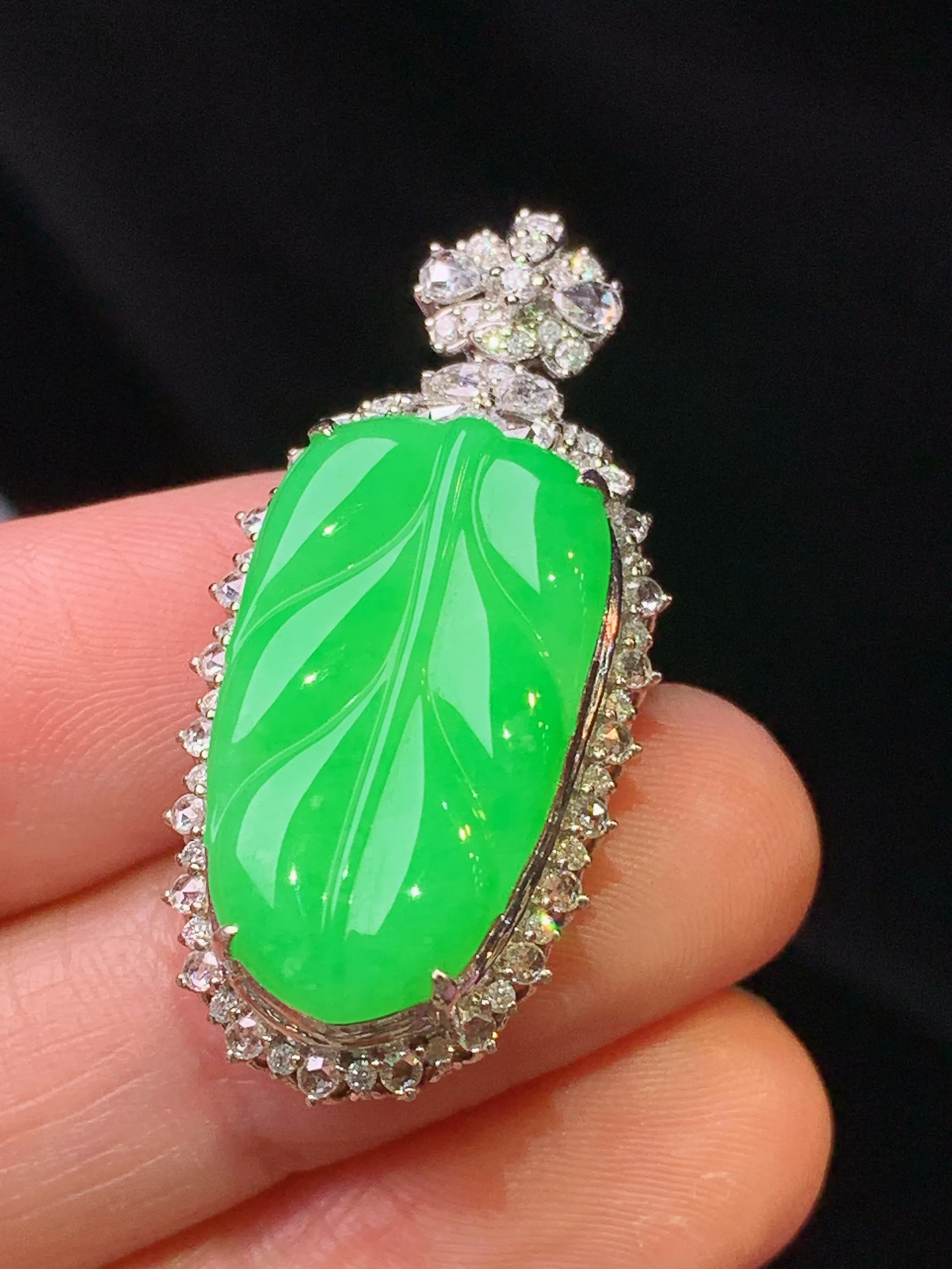 18k金钻镶嵌翠绿树叶吊坠 玉质细腻 色泽清新艳丽 整体尺寸36.5*17*11.2