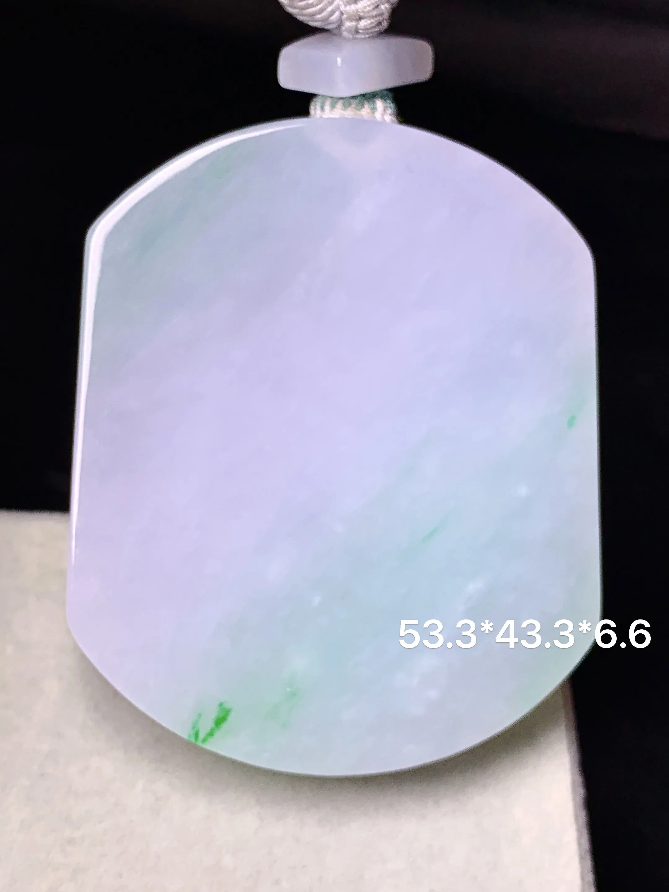 淡春彩无事牌吊坠 玉质细腻 色泽清新艳丽 整体尺寸53.3*43.3*6.6