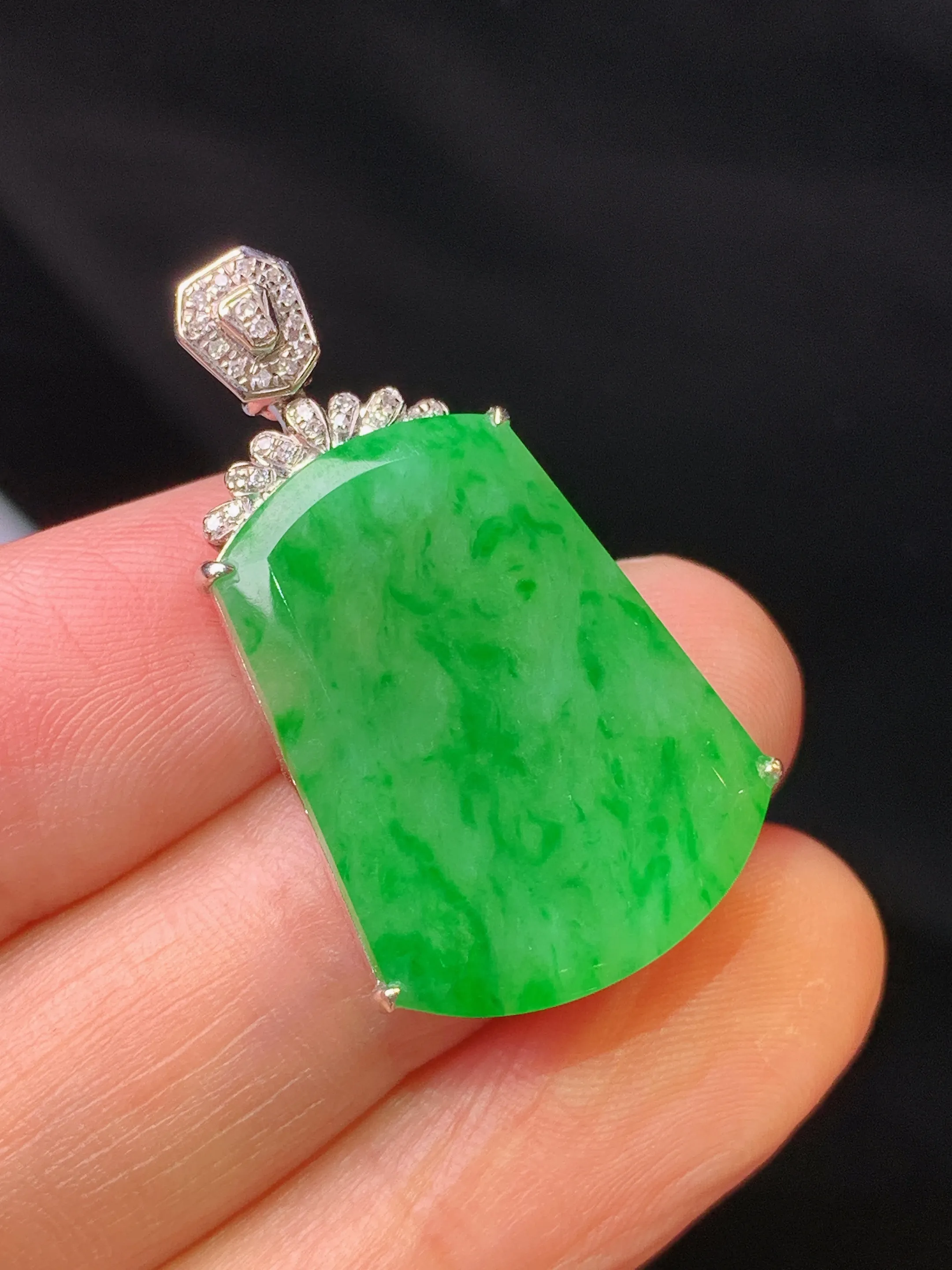 18k金钻镶嵌翠绿无事牌吊坠 玉质细腻 色泽清新艳丽 整体尺寸32.5*17.2*5.5