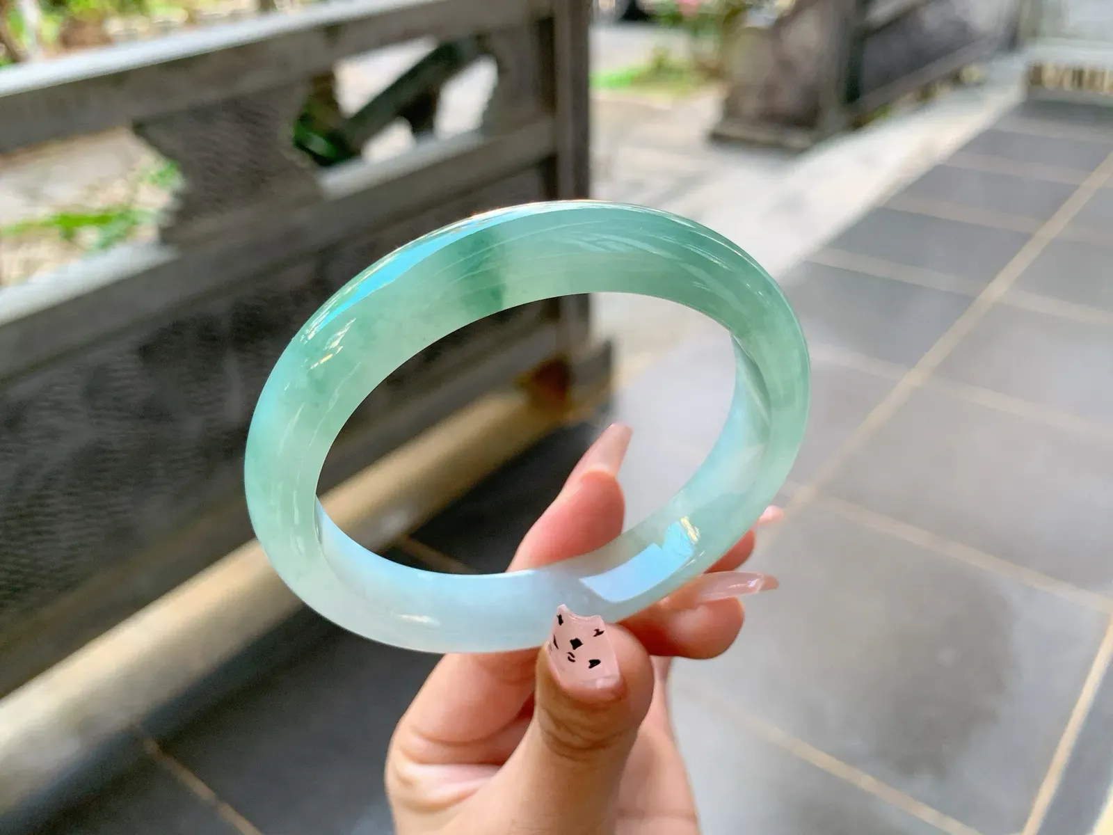 ｜62圈口
冰飘花翡翠手镯，飘绿花，花色清新明亮水润细腻，端庄大气