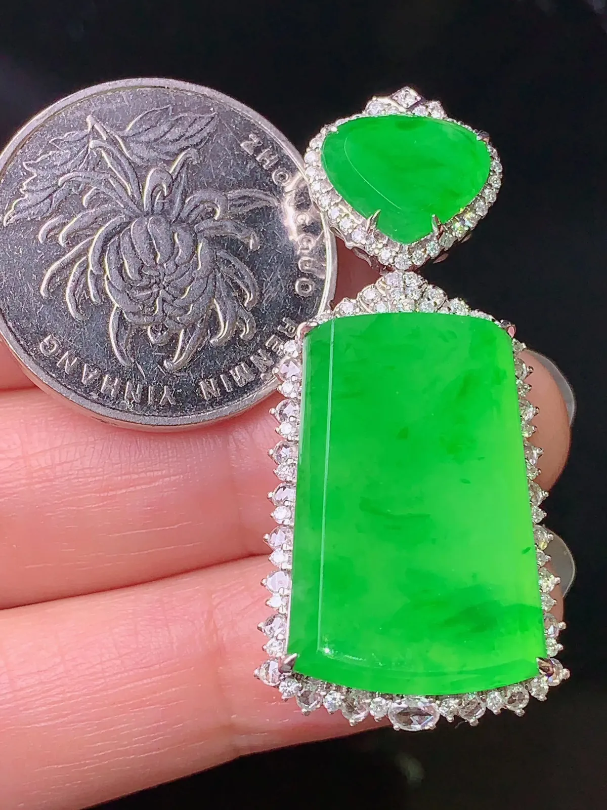 18k金钻镶嵌翠绿无事牌吊坠 玉质细腻 色泽清新艳丽 整体尺寸43.8*19.8*9.5