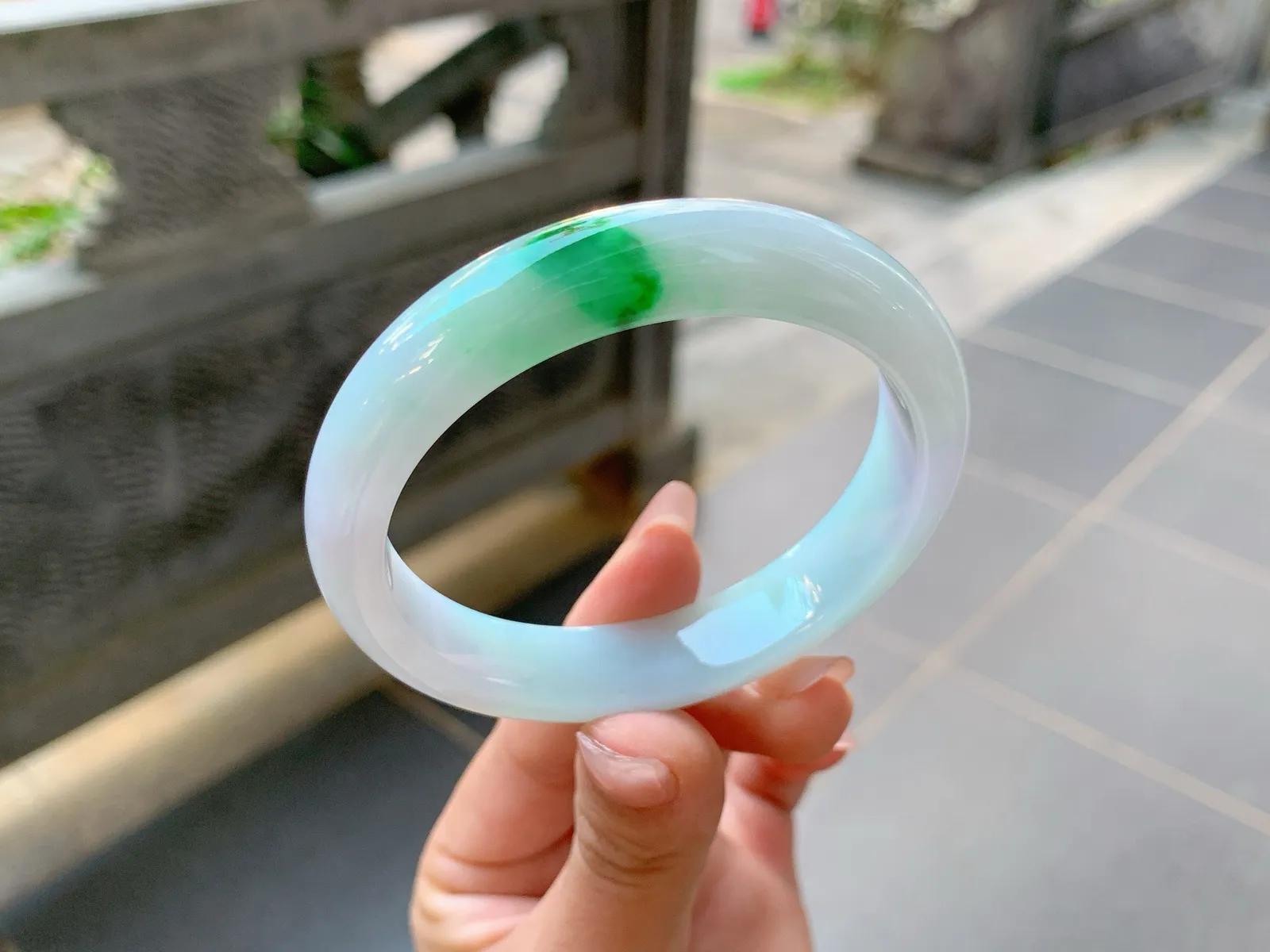 ｜56圈口
白底青，底妆白净透亮，辣绿色抢眼大气，贵气十足，