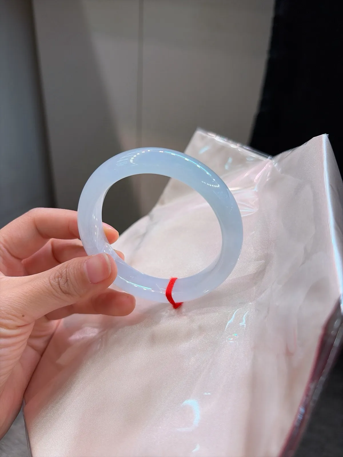 ⭐️｜55圈口
【白月光｜🤍】
白月光翡翠镯
冰透种好 带点粉春调
冰清玉洁 温柔了岁月
规格【55.4/12.7/9.0】