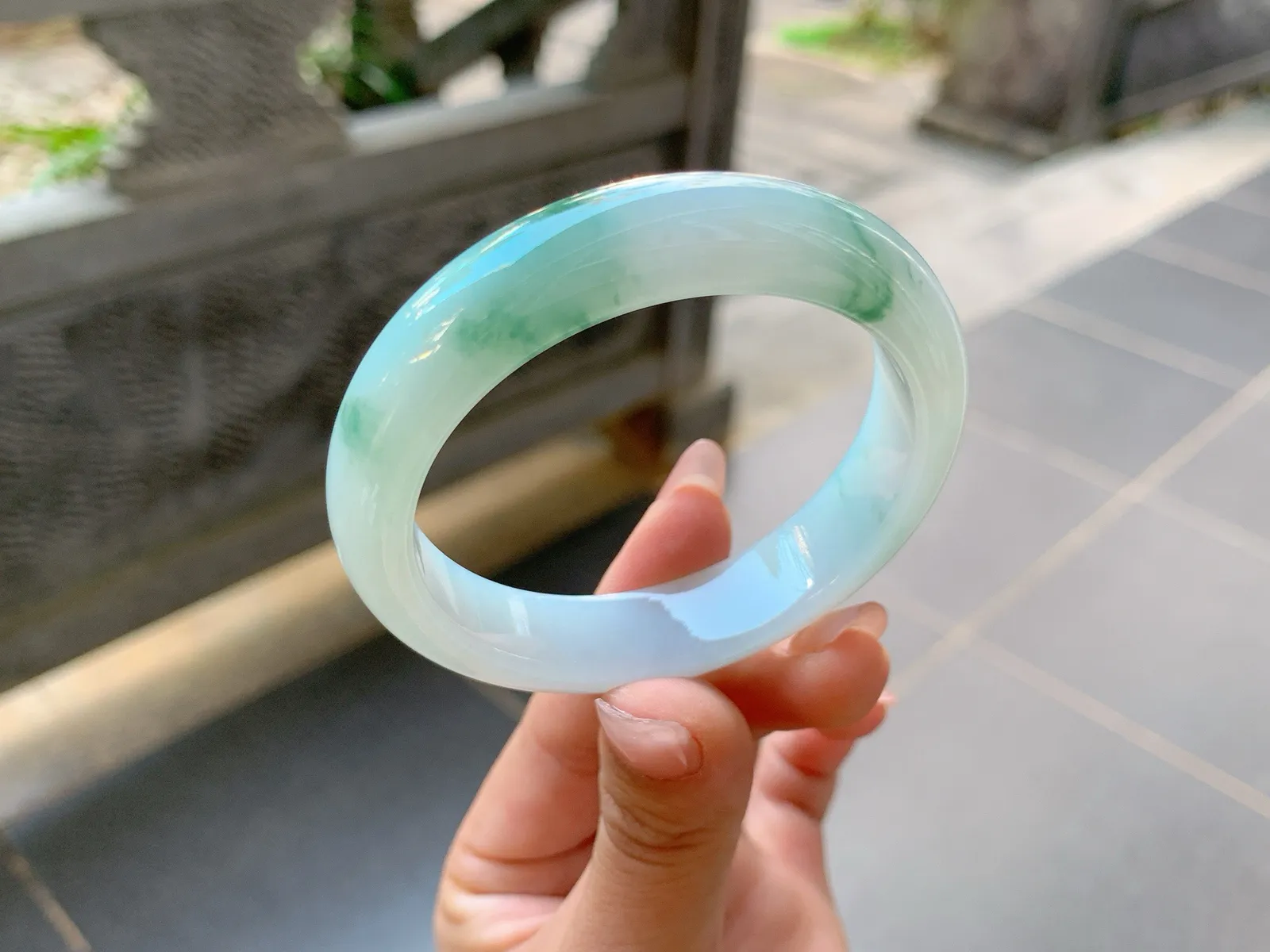 ｜52圈口
冰飘花翡翠手镯，飘绿花，花色清爽大气，灵动飘逸，底妆冰润细腻