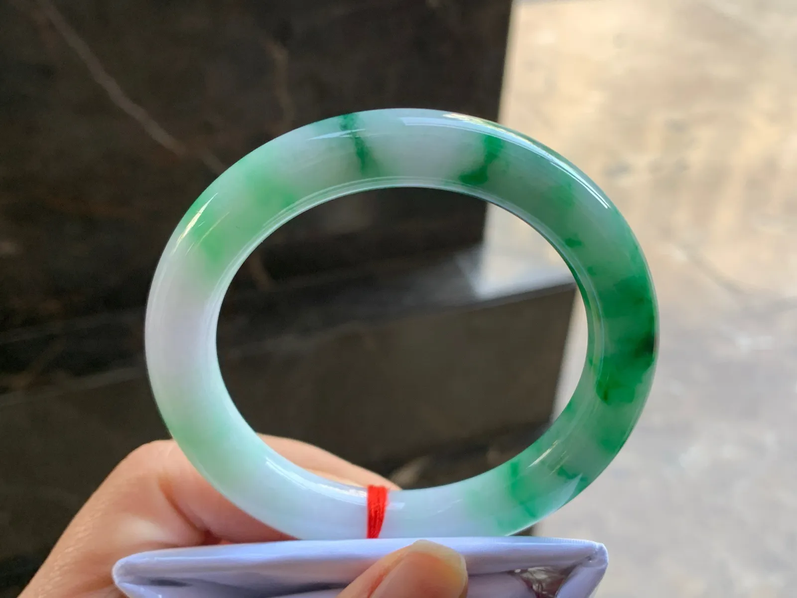 55.5-10.8

绿色圆条手镯^_^鲜艳 玉质温润