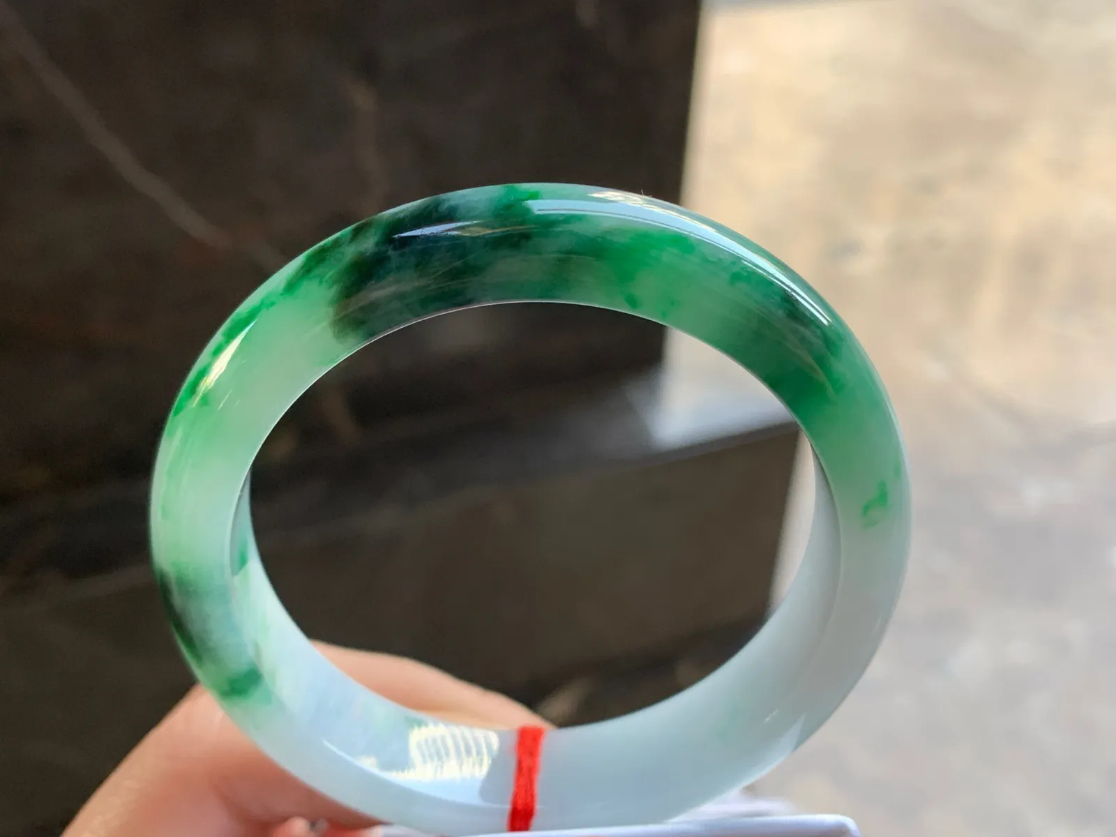 57-13.2-8.3

浓绿色手镯^_^鲜艳 玉质细腻